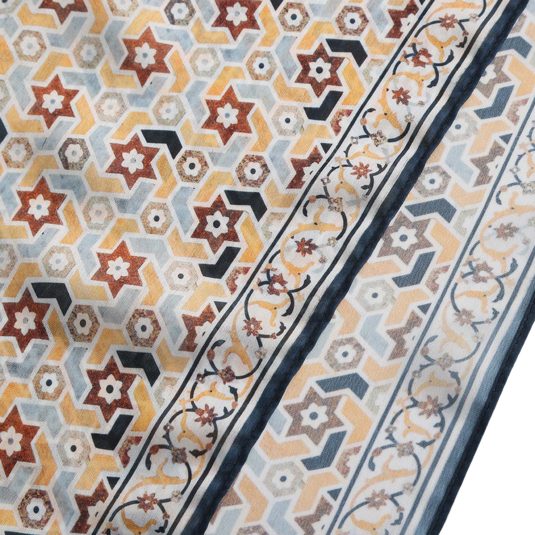 Pañuelo Manzar – estampado de mosaico andalusí en arena y azul marino, detalle 5