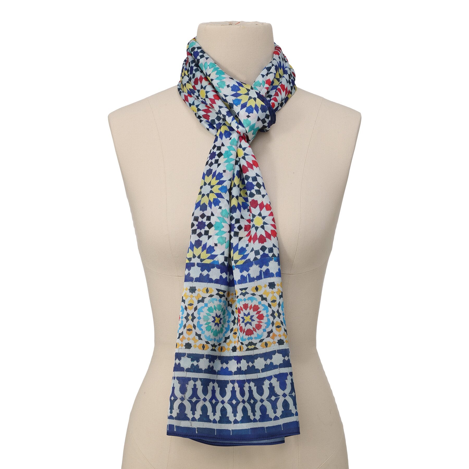 Pañuelo Mithal – estampado de mosaico andalusí en azul y rojo, detalle 1
