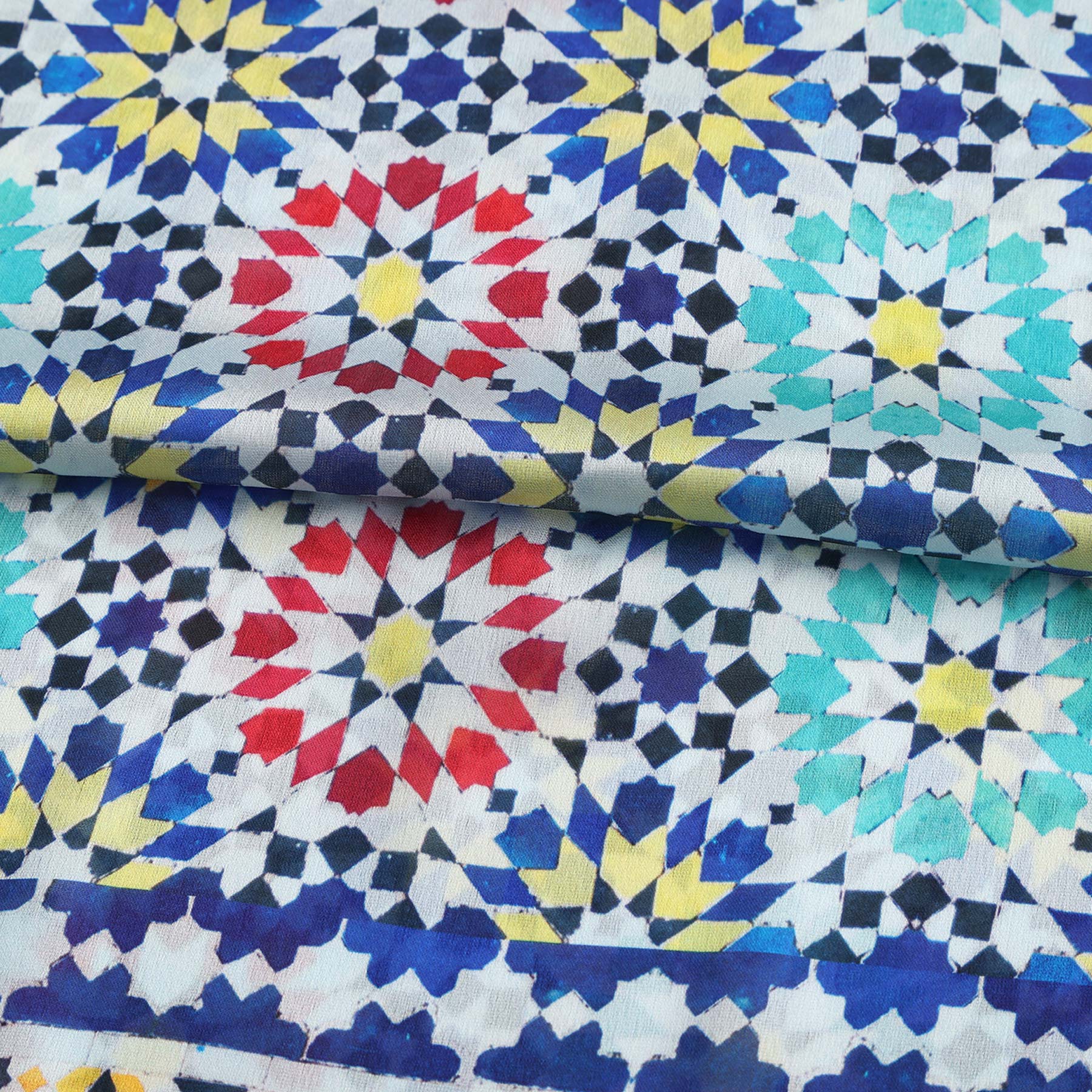 Pañuelo Mithal – estampado de mosaico andalusí en azul y rojo, detalle 3