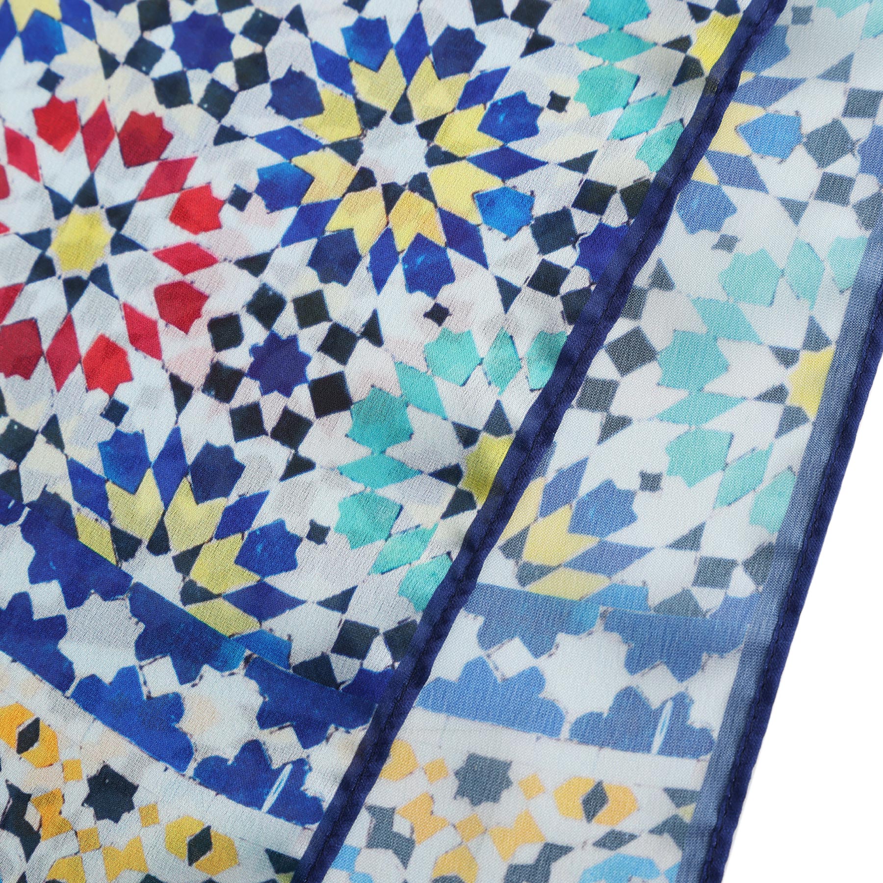 Pañuelo Mithal – estampado de mosaico andalusí en azul y rojo, detalle 4