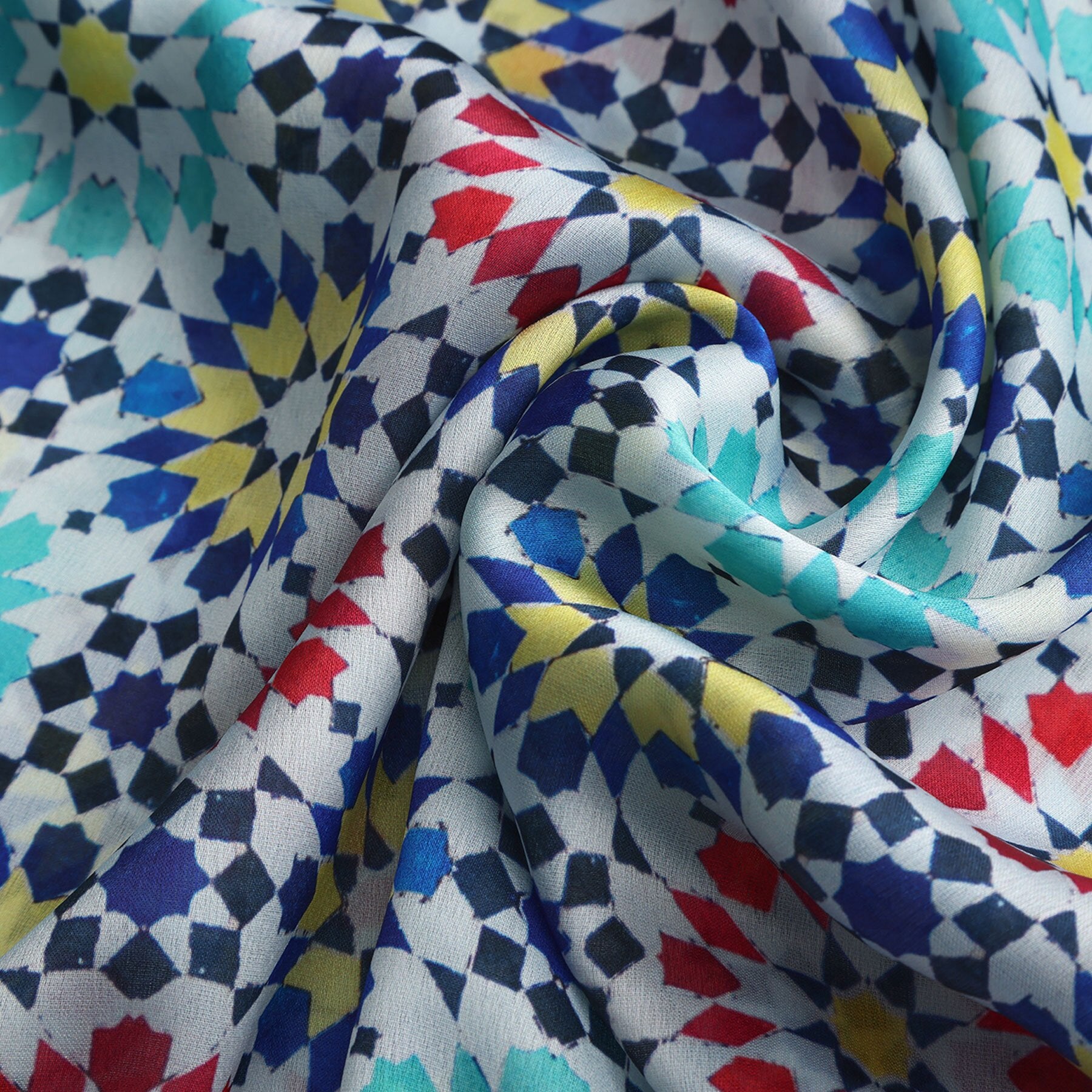 Pañuelo Mithal – estampado de mosaico andalusí en azul y rojo, detalle 5