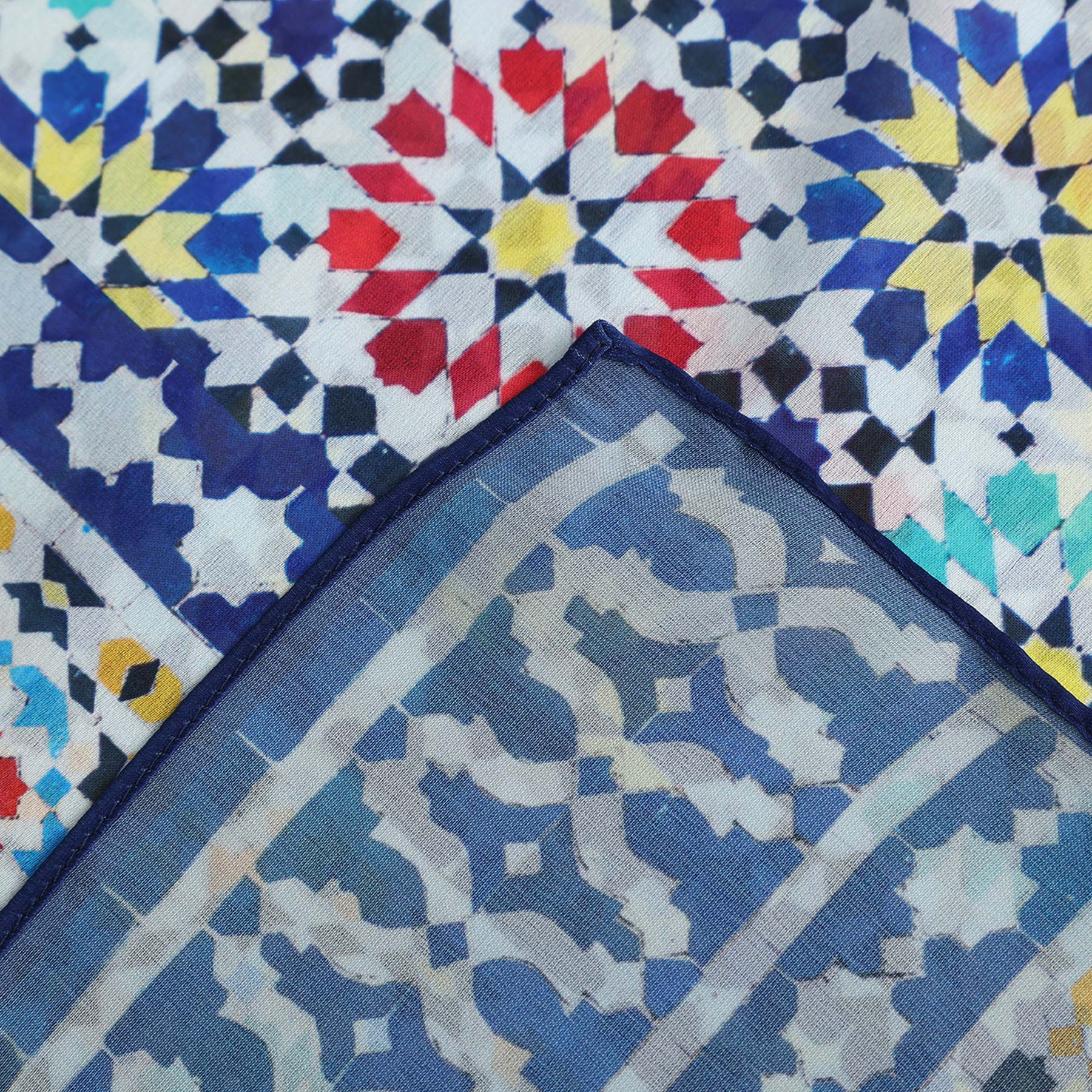 Pañuelo Mithal – estampado de mosaico andalusí en azul y rojo, detalle 6
