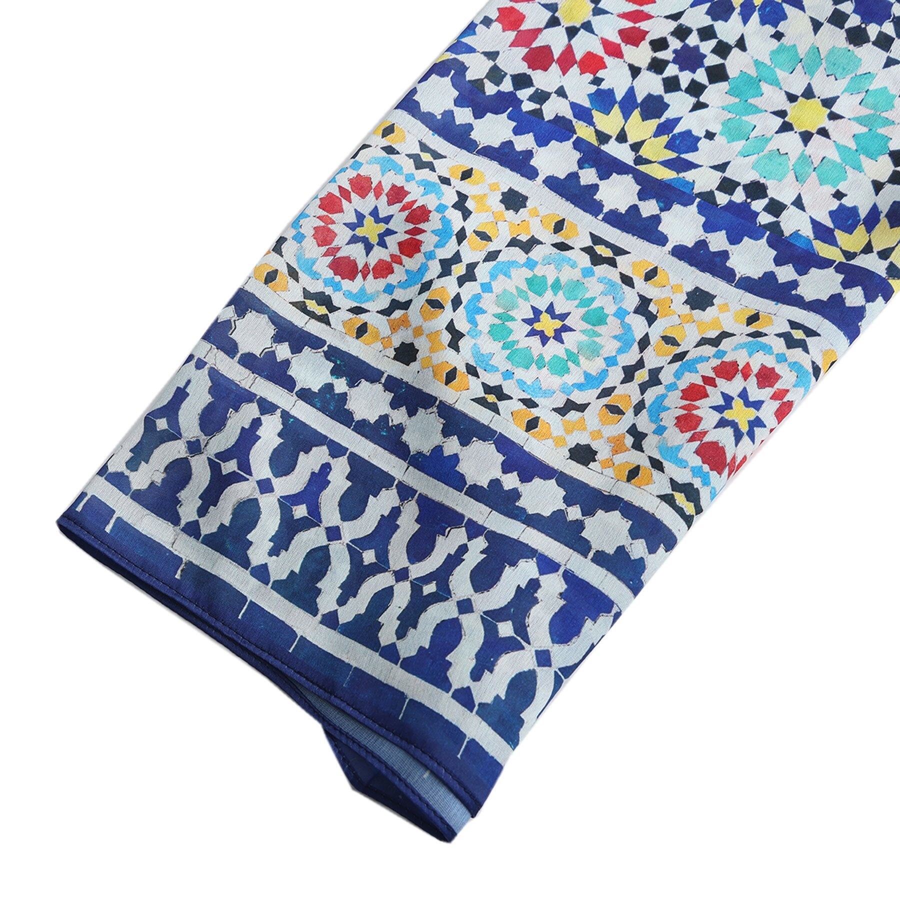Pañuelo Mithal – estampado de mosaico andalusí en azul y rojo, detalle 7