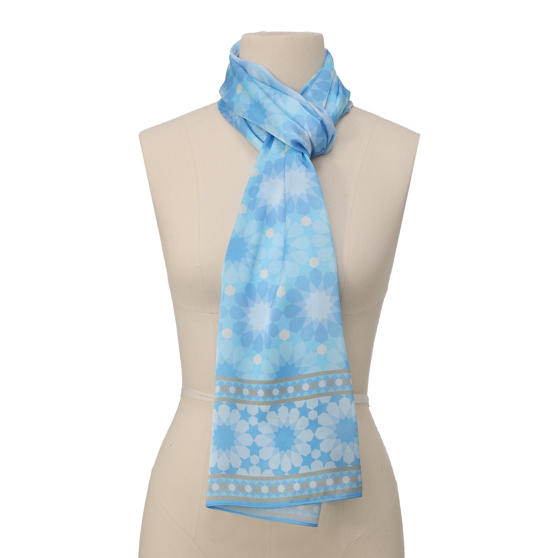Pañuelo Nahr – estampado de mosaico andalusí en azul cielo, detalle 1