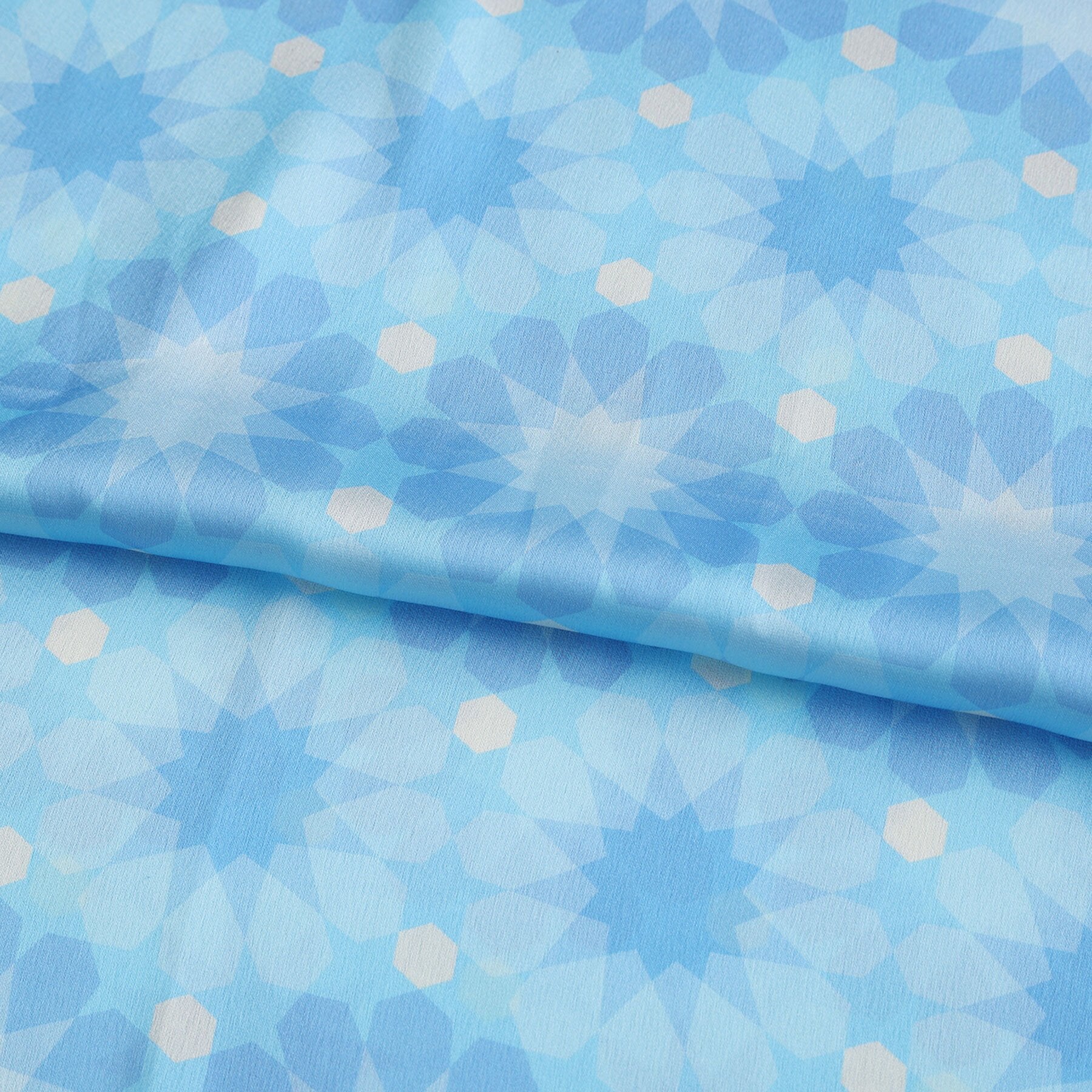 Pañuelo Nahr – estampado de mosaico andalusí en azul cielo, detalle 3