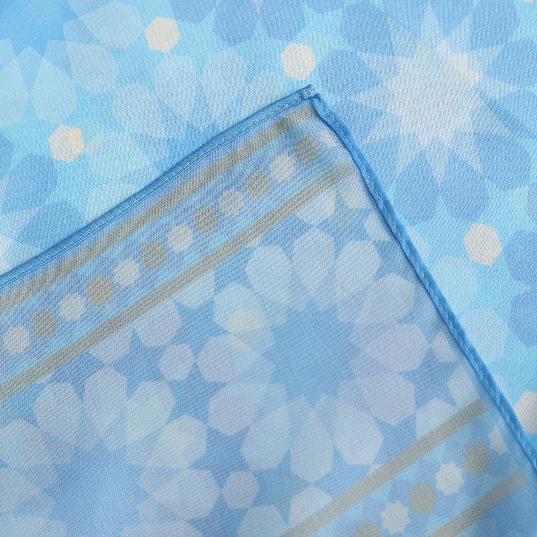 Pañuelo Nahr – estampado de mosaico andalusí en azul cielo, detalle 6