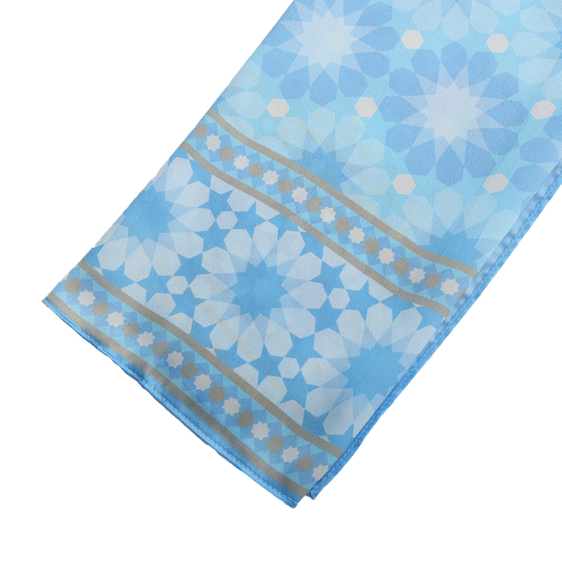 Pañuelo Nahr – estampado de mosaico andalusí en azul cielo, detalle 7