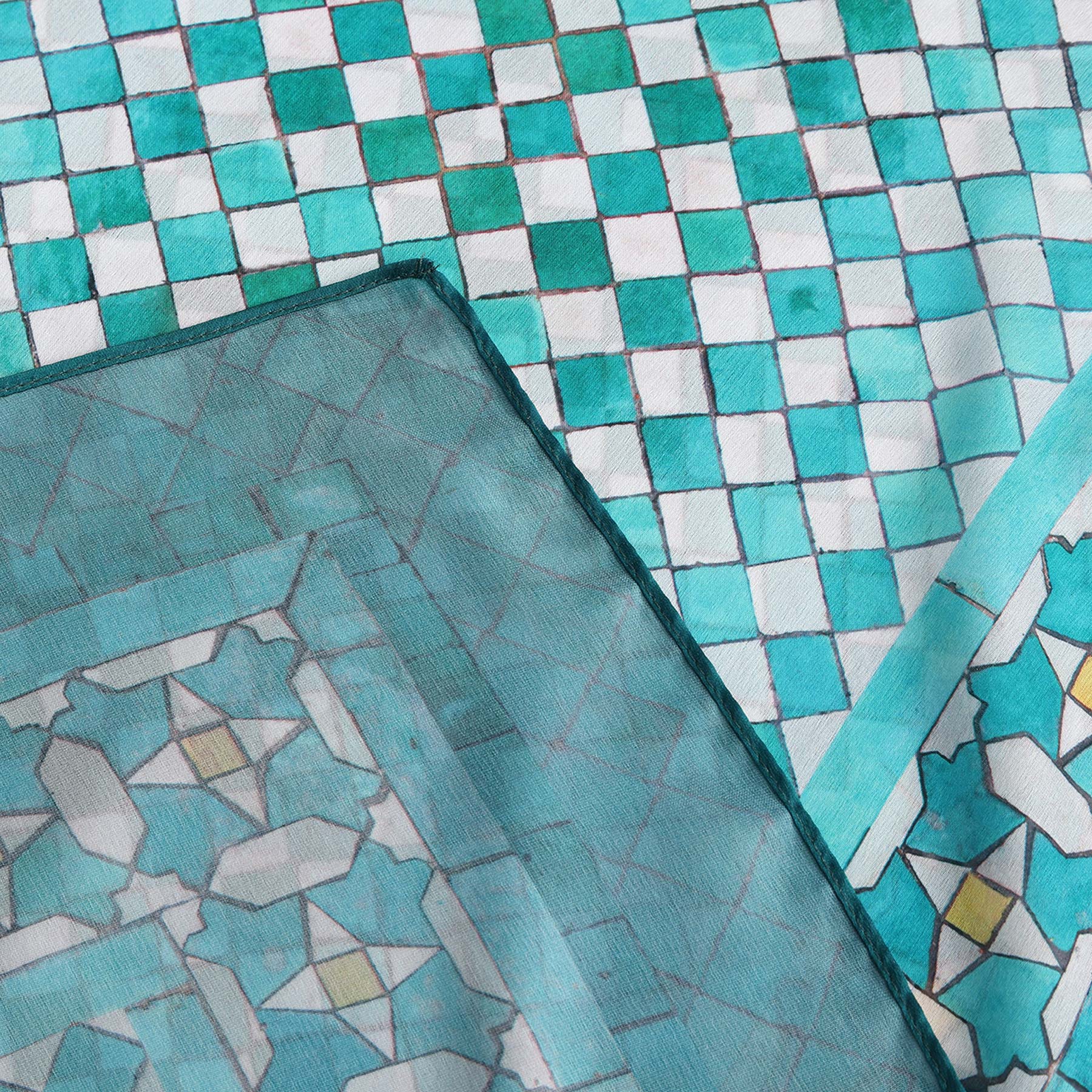 Pañuelo Naqs – estampado de mosaico andalusí en turquesa y agua, detalle 5