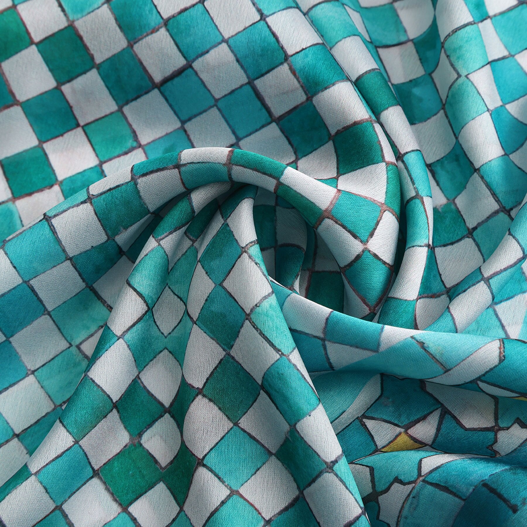 Pañuelo Naqs – estampado de mosaico andalusí en turquesa y agua, detalle 6