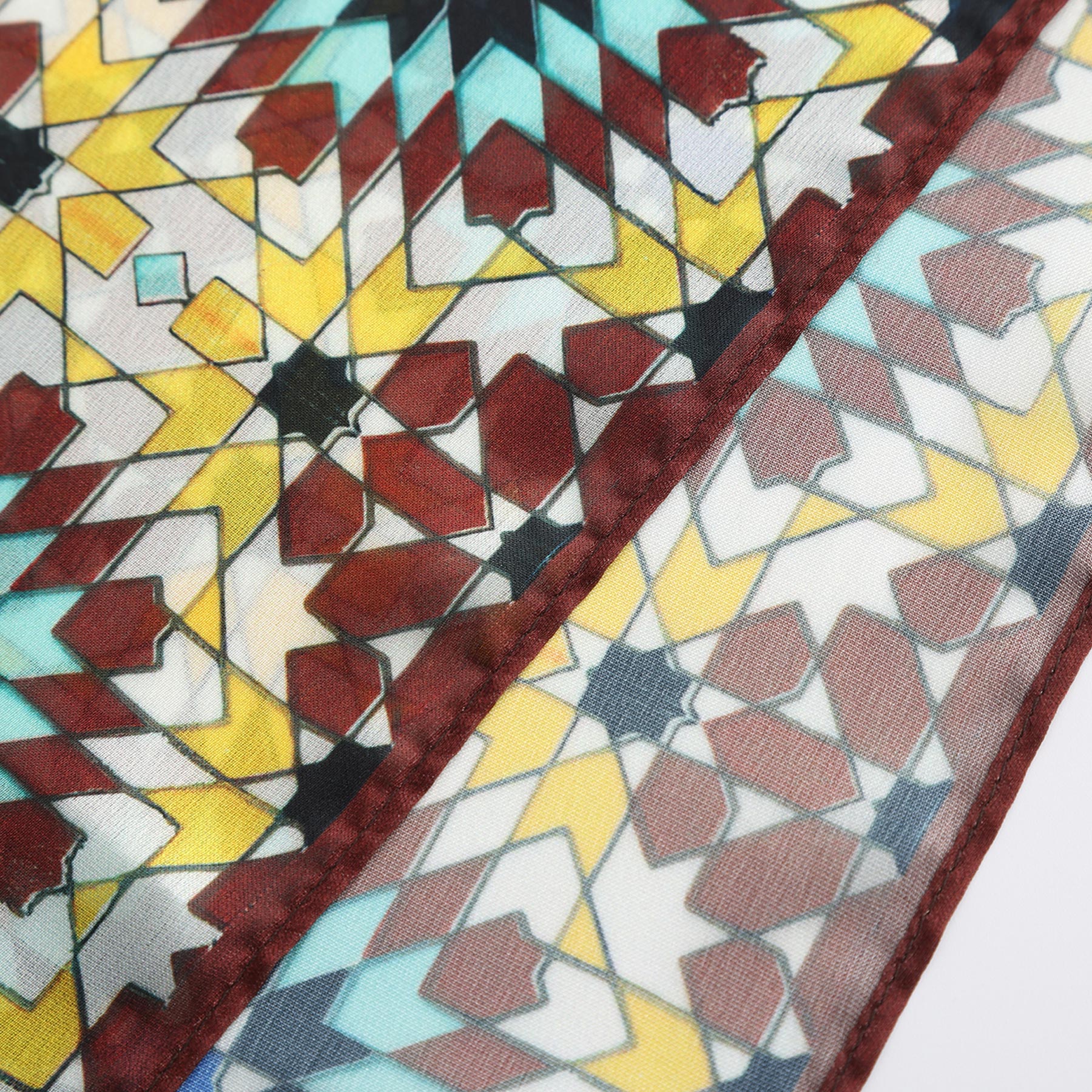 Pañuelo Raml – estampado de mosaico andalusí en burdeos y turquesa, detalle 5