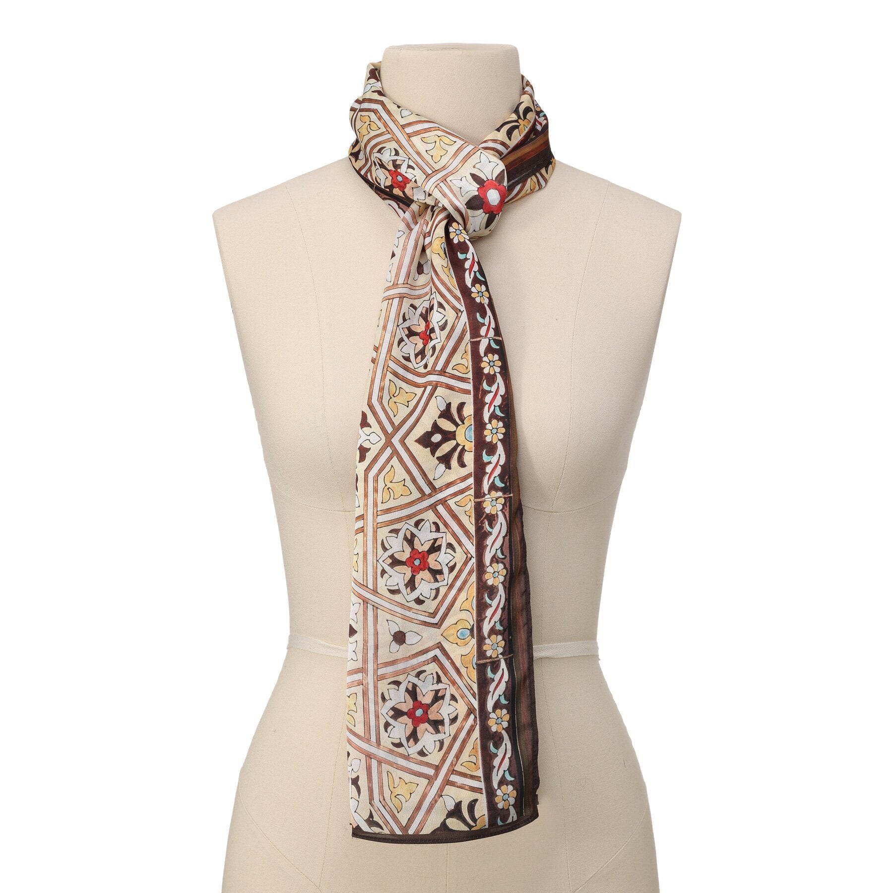 Pañuelo Rawa – estampado de mosaico andalusí en crema y coral, detalle 1