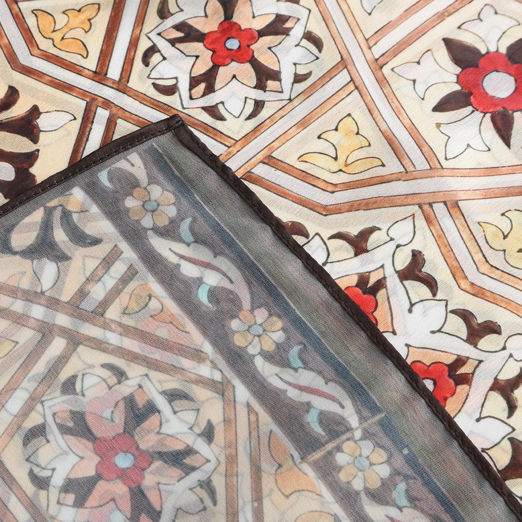 Pañuelo Rawa – estampado de mosaico andalusí en crema y coral, detalle 6