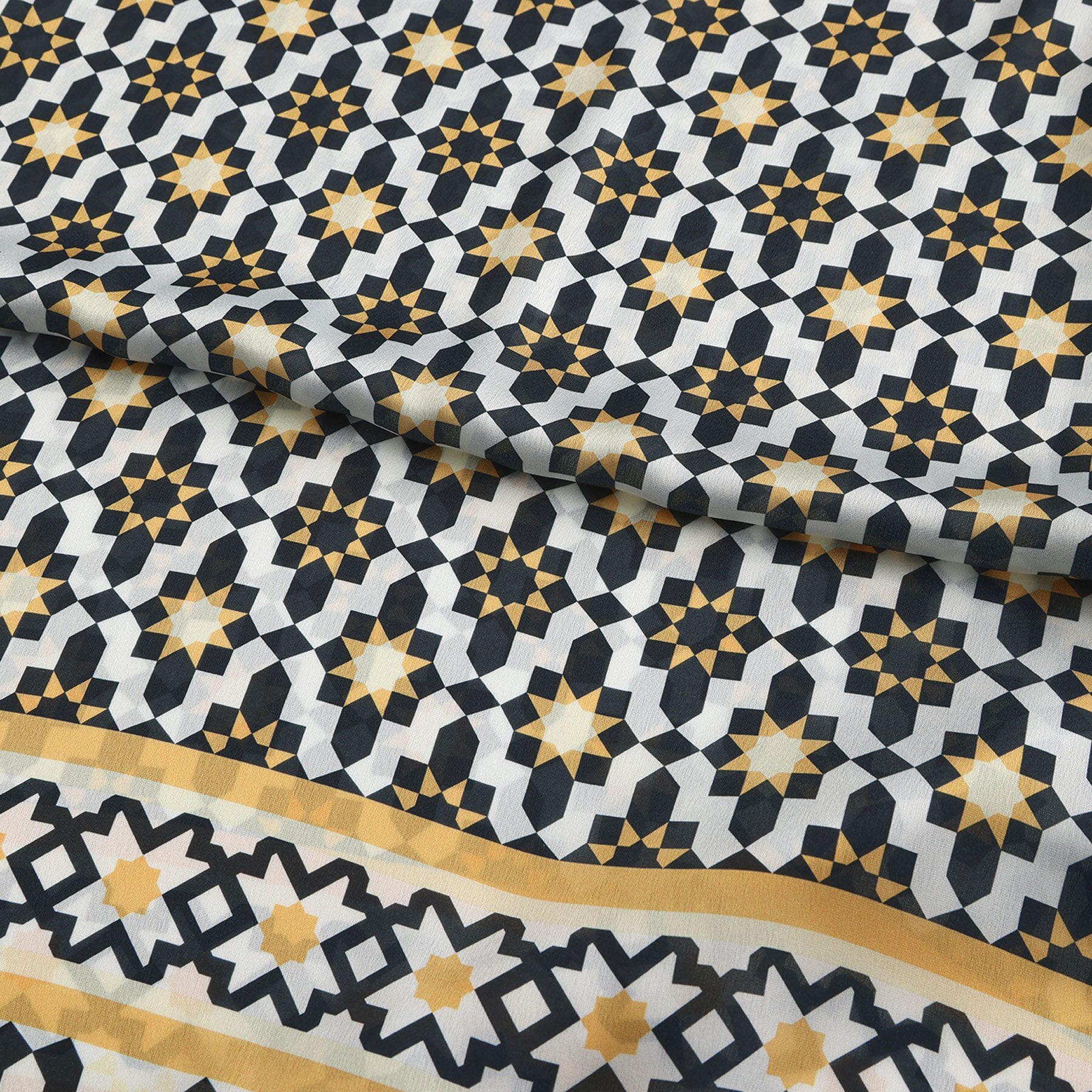 Pañuelo Riyad – estampado de mosaico andalusí en negro y oro, detalle 3