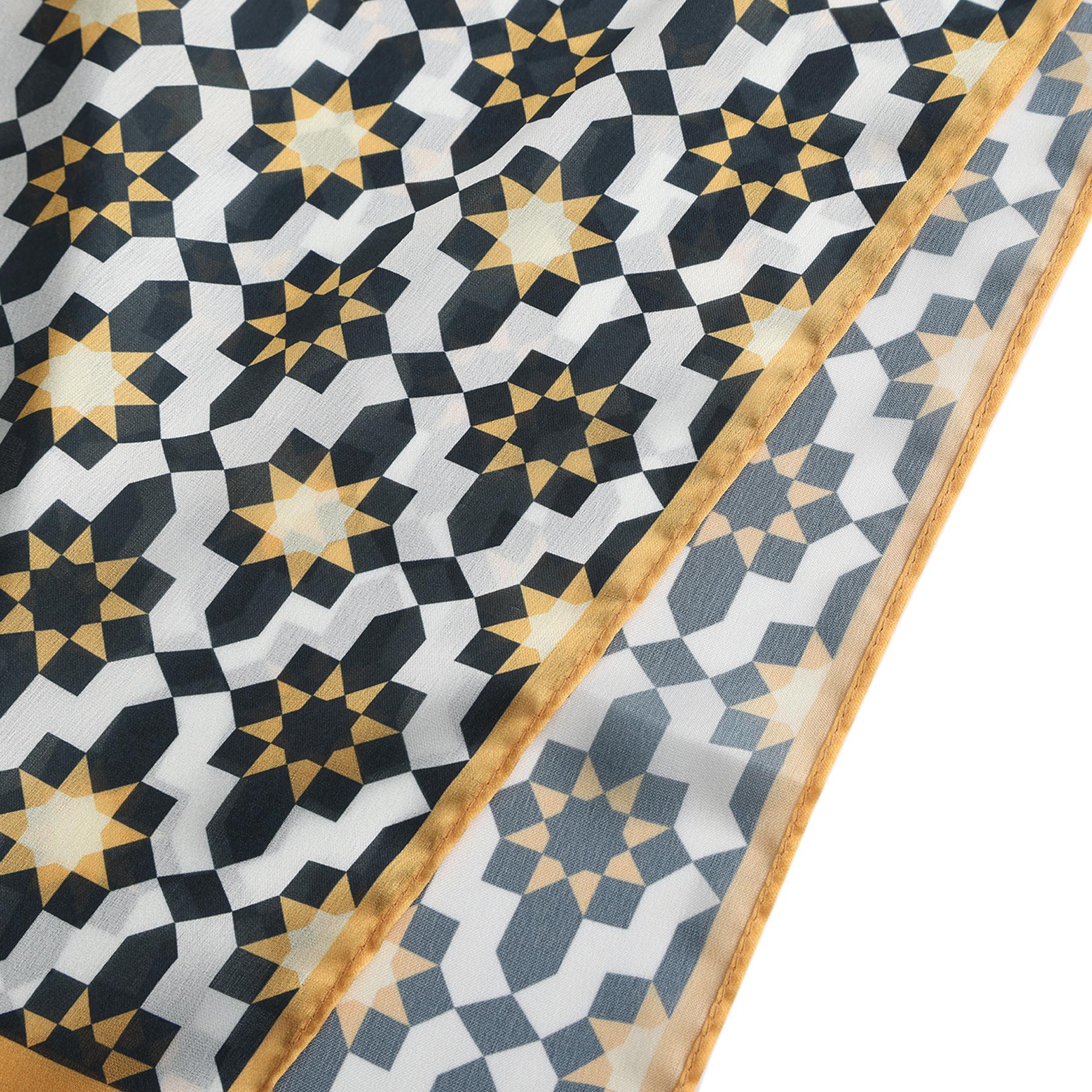 Pañuelo Riyad – estampado de mosaico andalusí en negro y oro, detalle 4