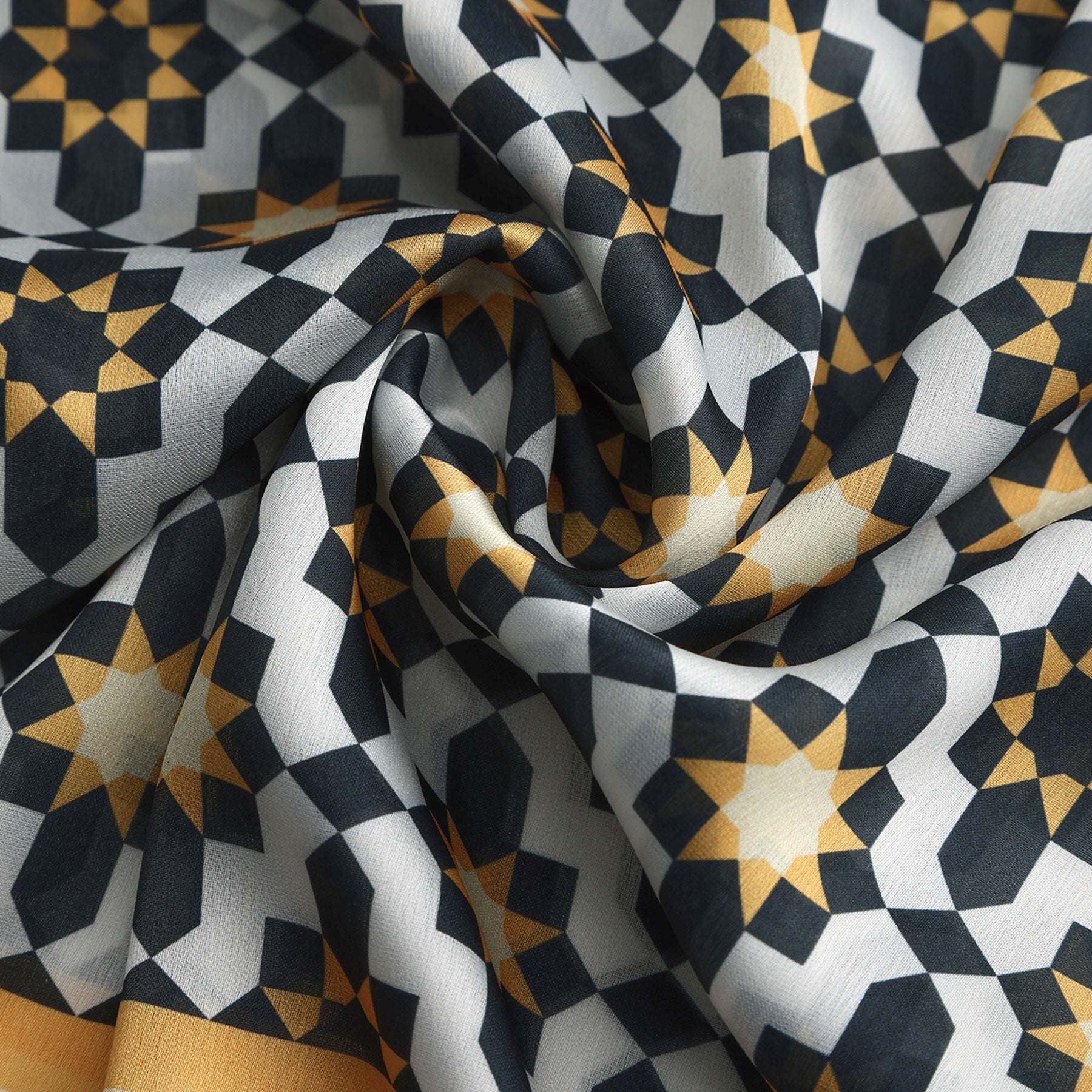 Pañuelo Riyad – estampado de mosaico andalusí en negro y oro, detalle 5