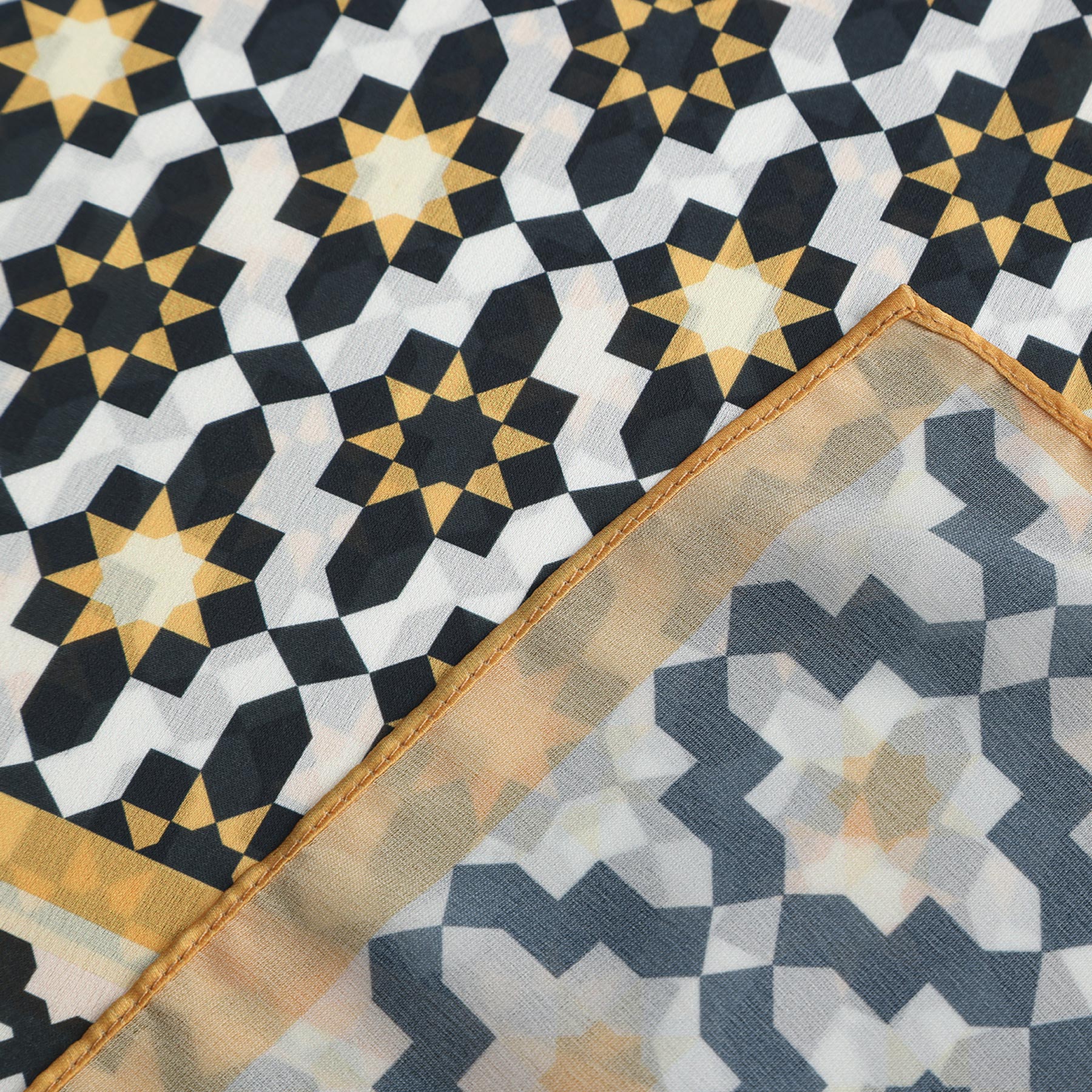 Pañuelo Riyad – estampado de mosaico andalusí en negro y oro, detalle 6