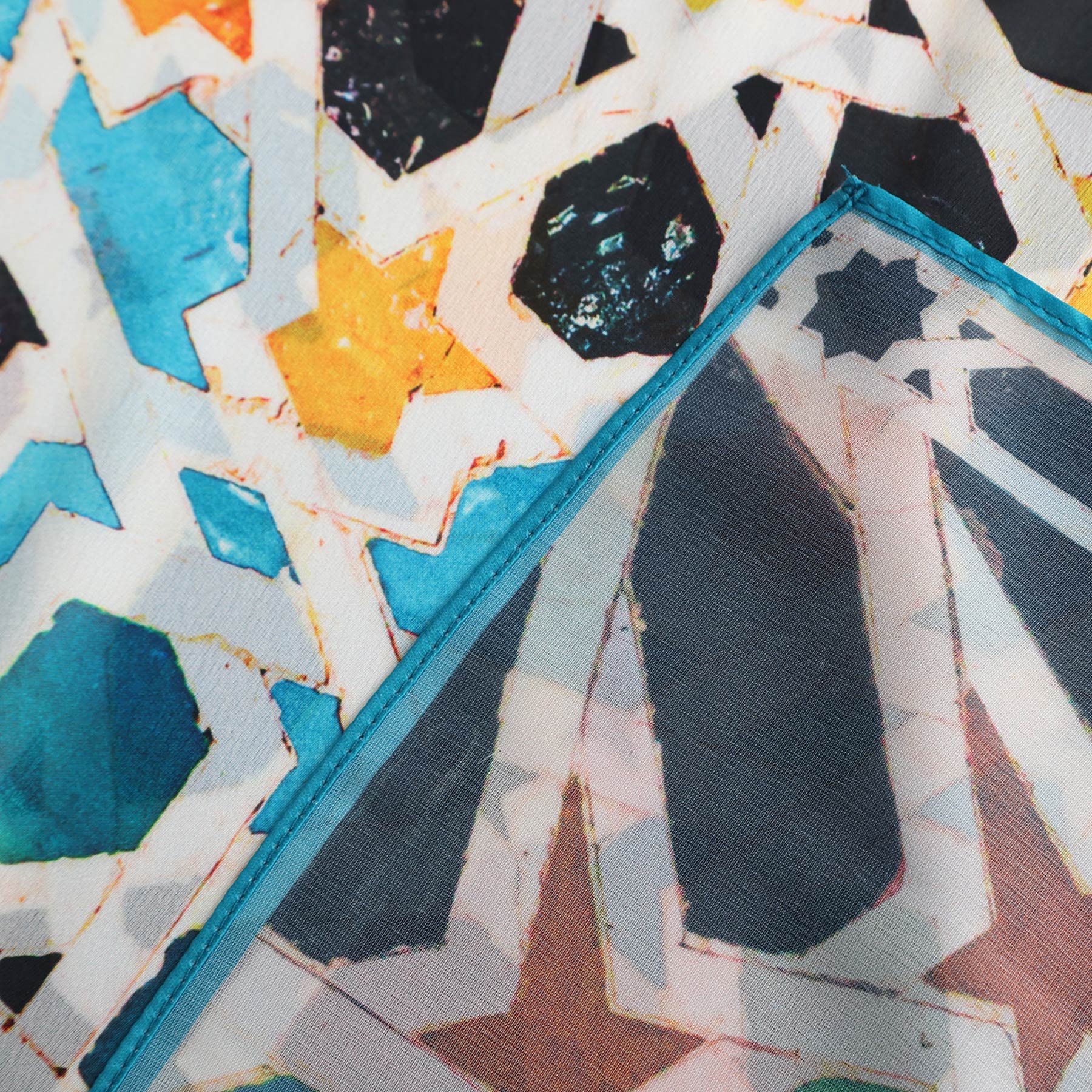 Pañuelo Sahra – estampado de mosaico andalusí en multicolor, detalle 6