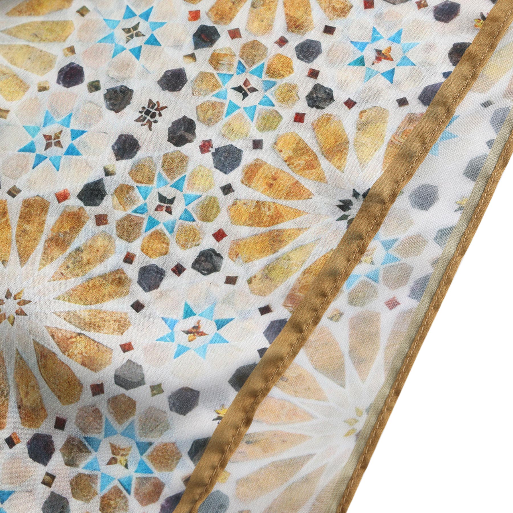 Pañuelo Shams – estampado de mosaico andalusí en marfil y oro, detalle 4