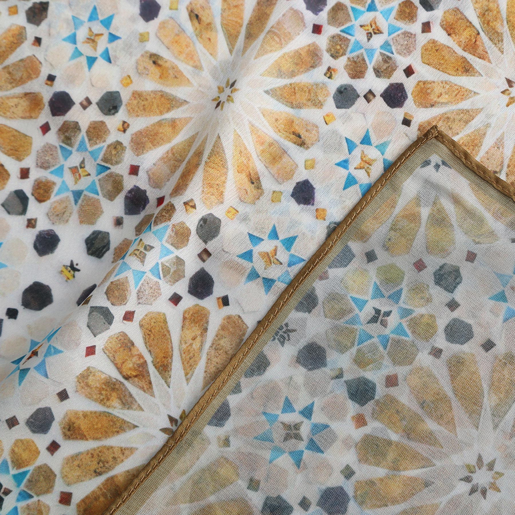 Pañuelo Shams – estampado de mosaico andalusí en marfil y oro, detalle 5