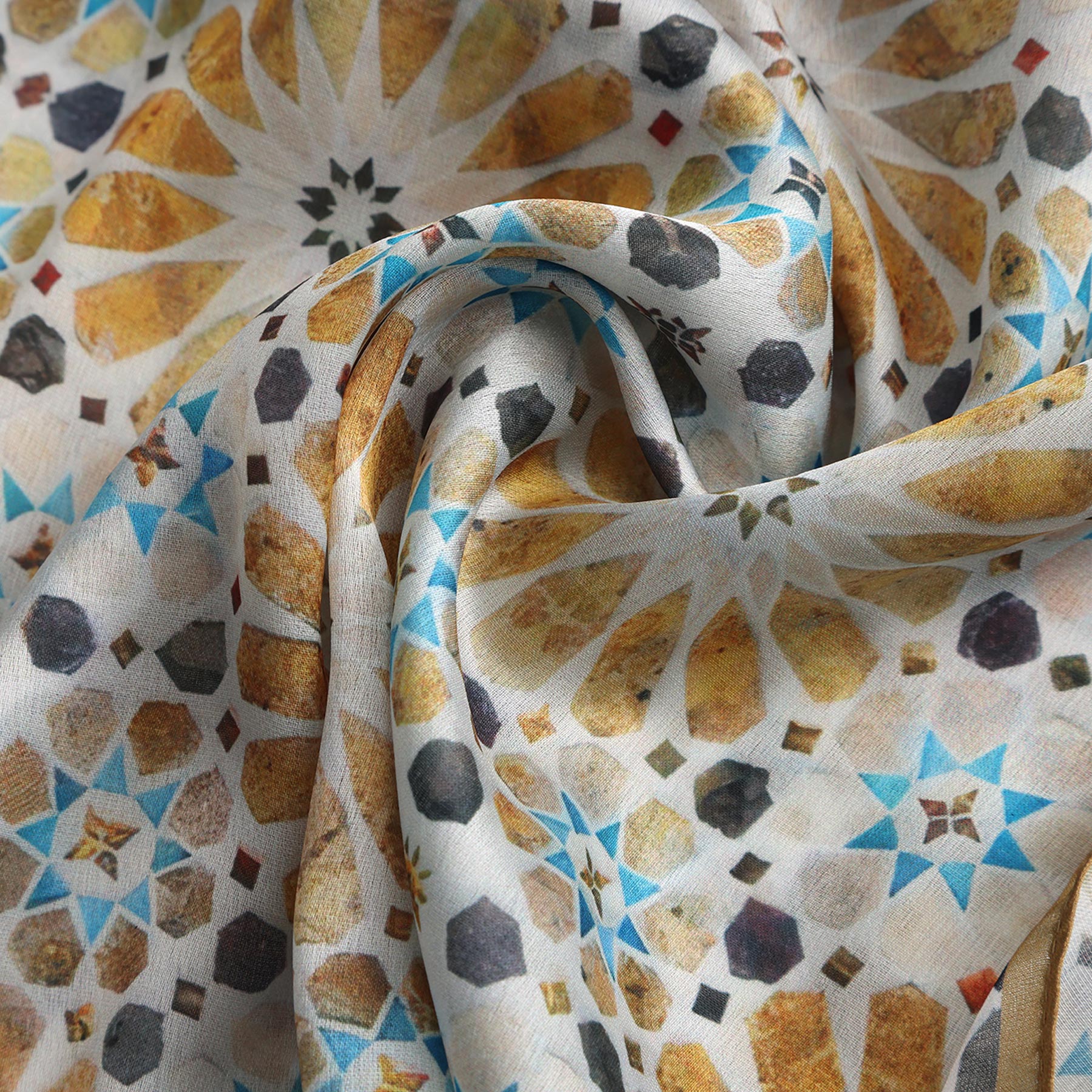 Pañuelo Shams – estampado de mosaico andalusí en marfil y oro, detalle 6