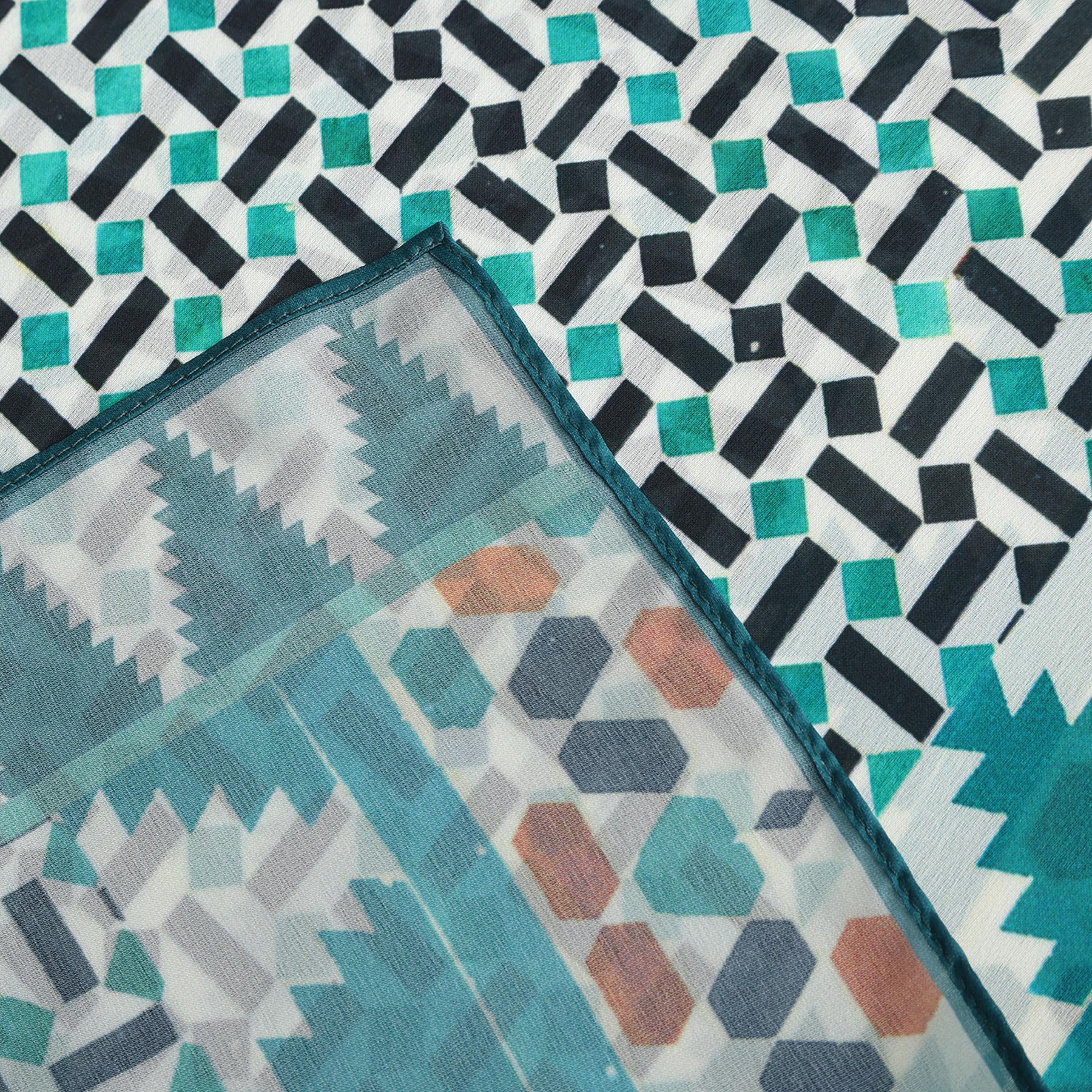 Pañuelo Sukun – estampado de mosaico andalusí en turquesa y negro, detalle 6