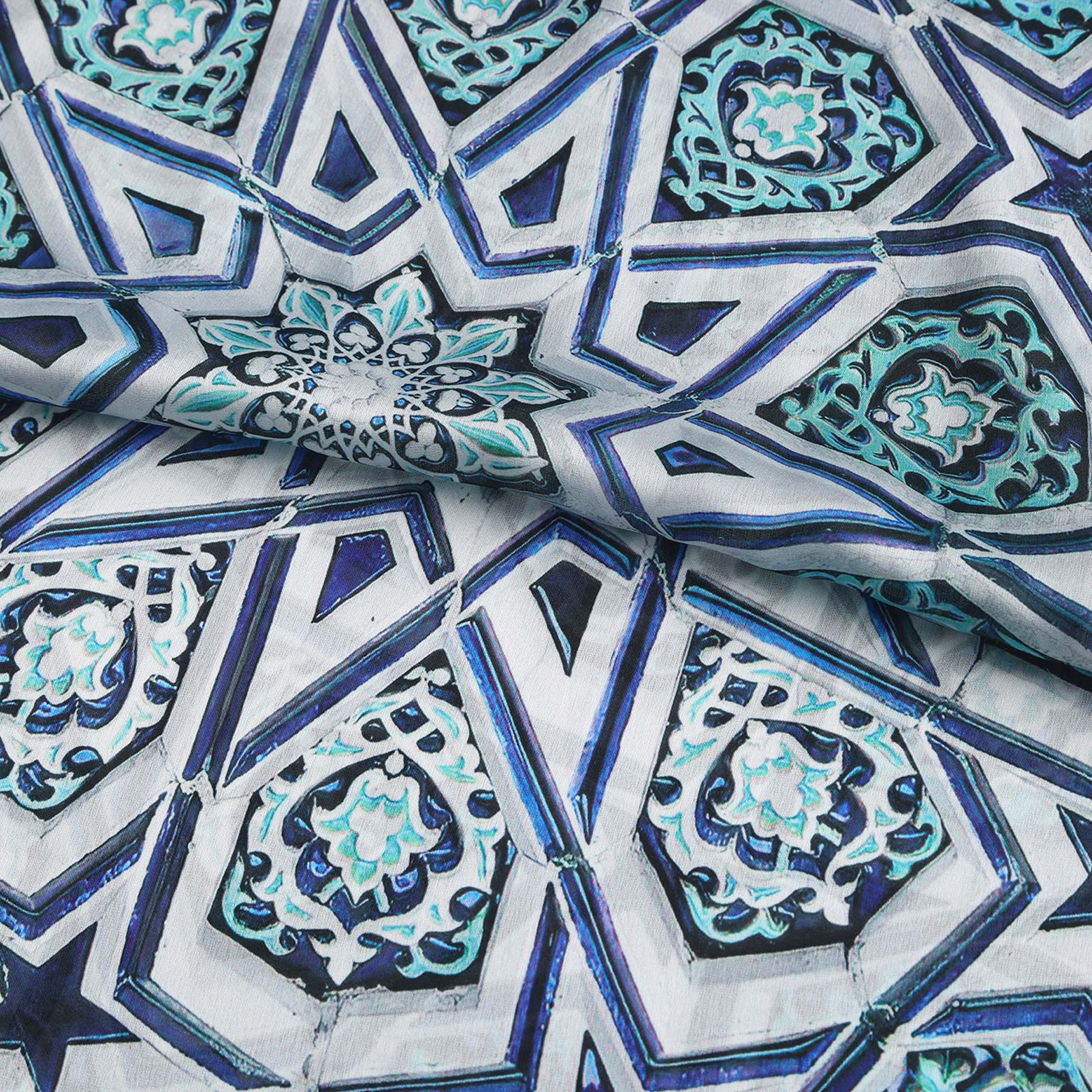 Pañuelo Taraz – estampado de mosaico andalusí en azul marino y turquesa, detalle 3