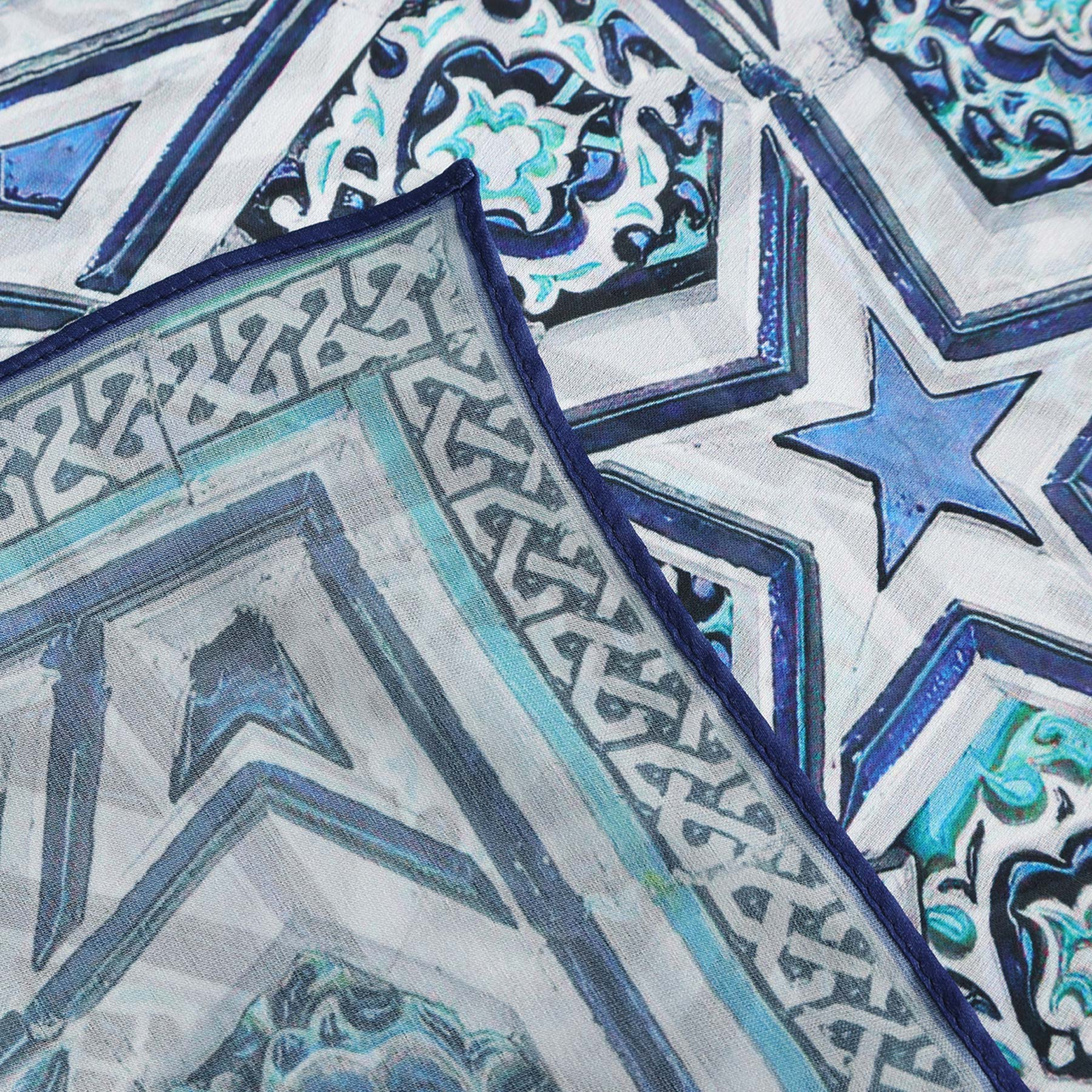 Pañuelo Taraz – estampado de mosaico andalusí en azul marino y turquesa, detalle 6