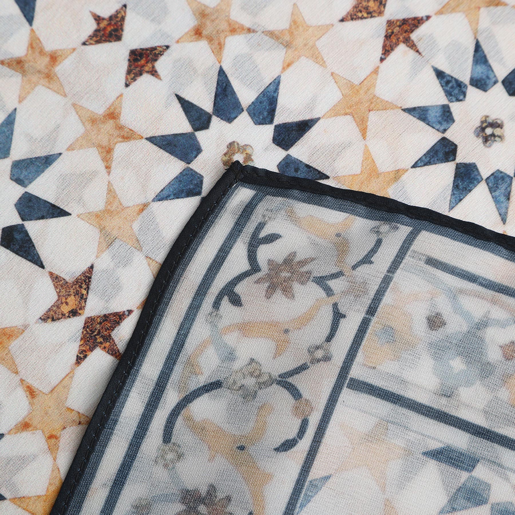 Pañuelo Ufuq – estampado de mosaico andalusí en crema y azul pizarra, detalle 4