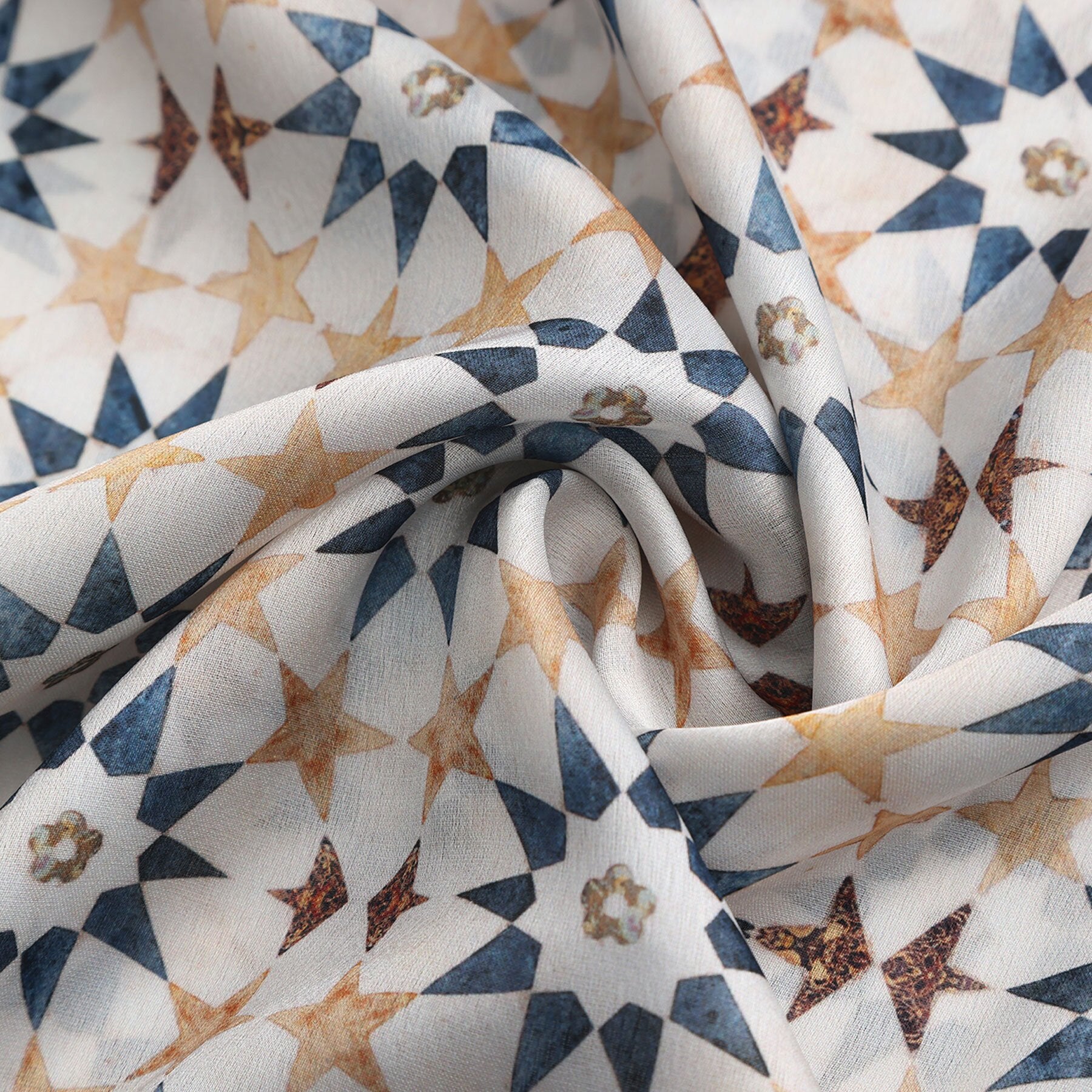 Pañuelo Ufuq – estampado de mosaico andalusí en crema y azul pizarra, detalle 5
