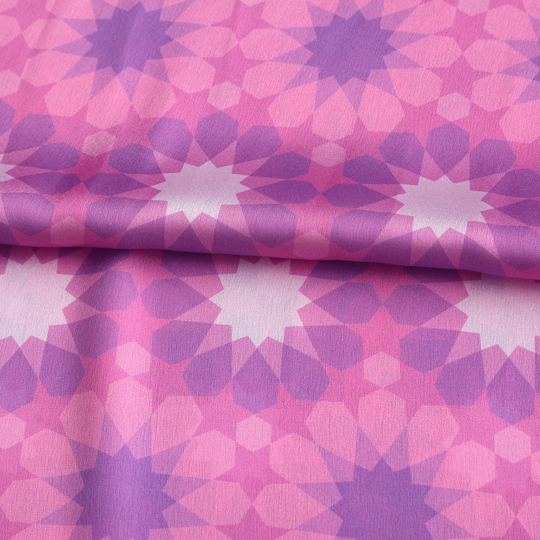 Pañuelo Wadi – estampado de mosaico andalusí en rosa y lila, detalle 3