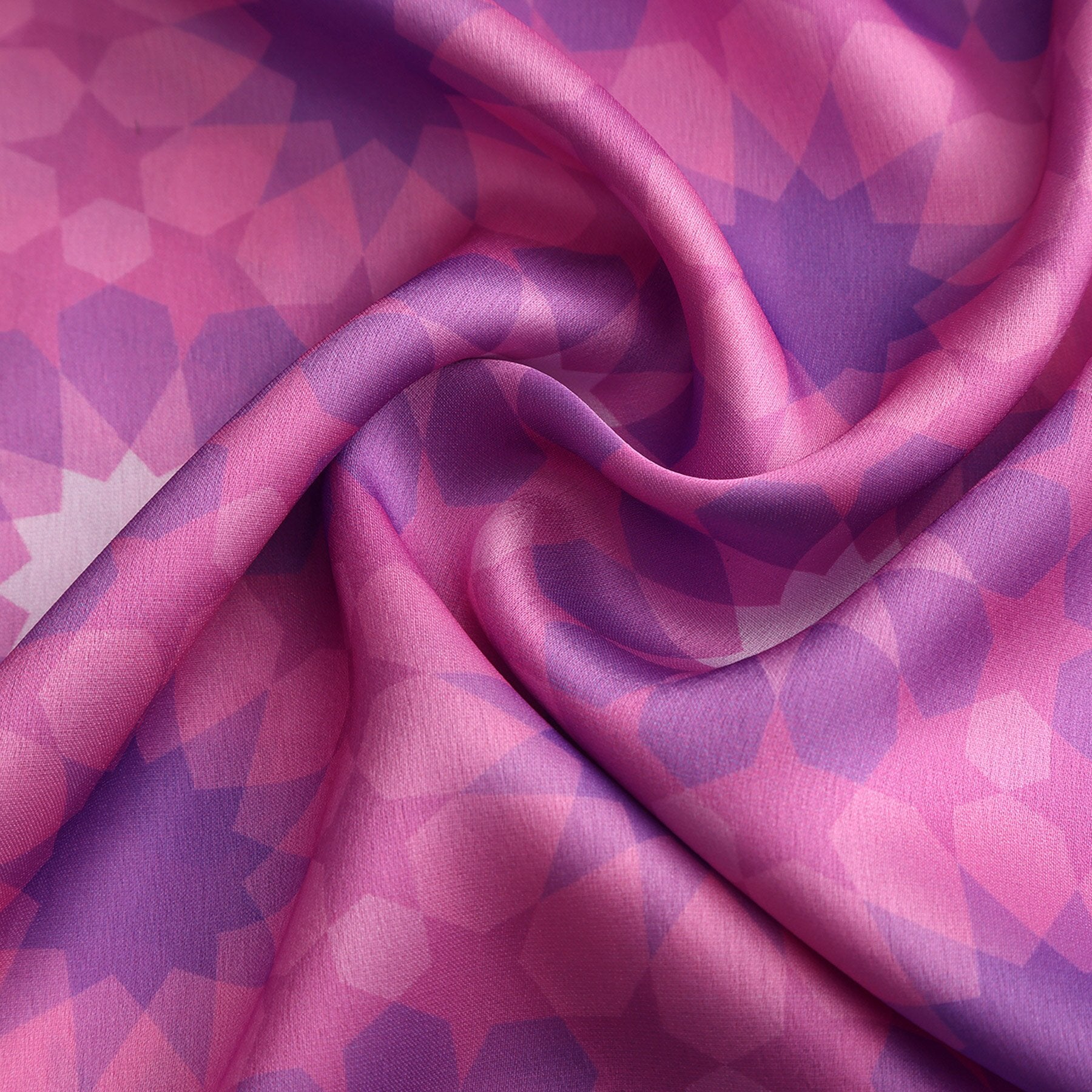 Pañuelo Wadi – estampado de mosaico andalusí en rosa y lila, detalle 4