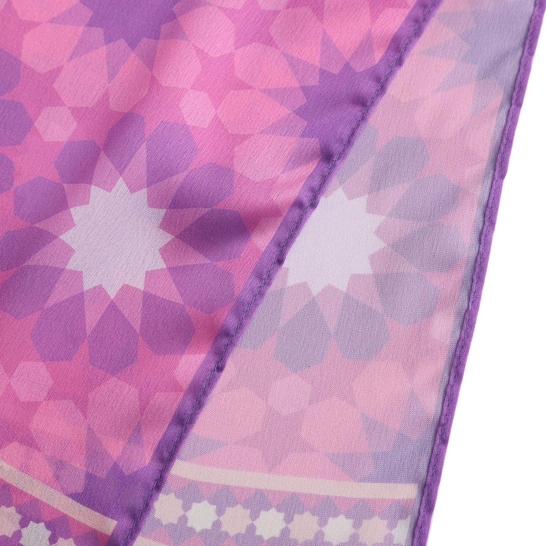 Pañuelo Wadi – estampado de mosaico andalusí en rosa y lila, detalle 5