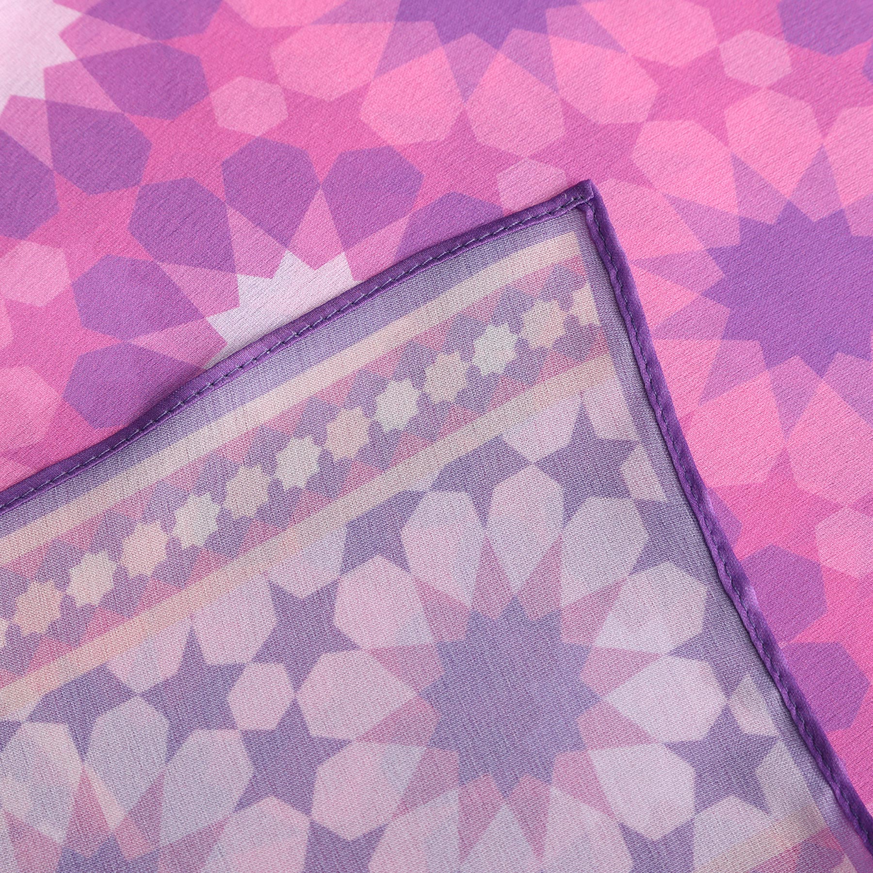 Pañuelo Wadi – estampado de mosaico andalusí en rosa y lila, detalle 8