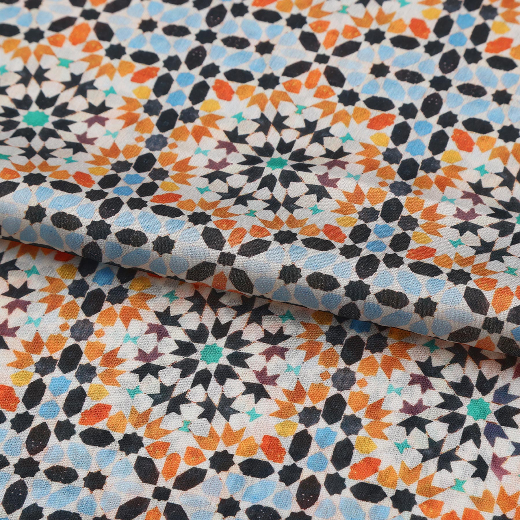 Pañuelo Wasl – estampado de mosaico andalusí en ocre y verde azulado, detalle 3