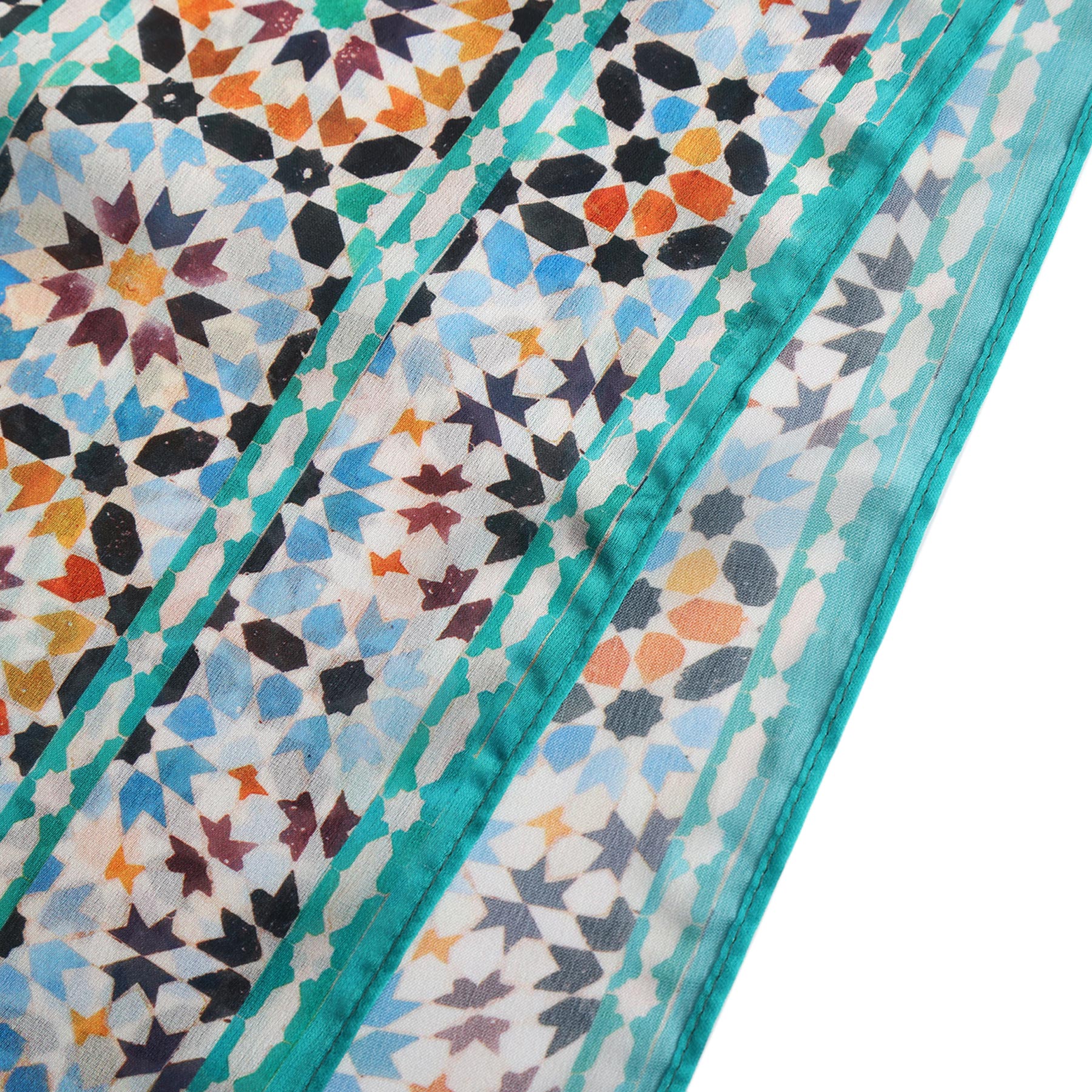 Pañuelo Wasl – estampado de mosaico andalusí en ocre y verde azulado, detalle 4