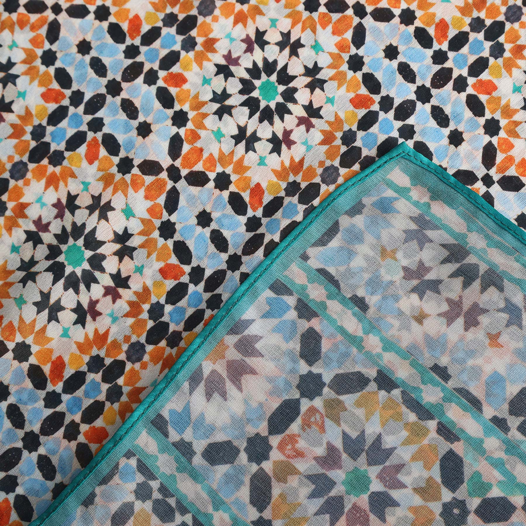 Pañuelo Wasl – estampado de mosaico andalusí en ocre y verde azulado, detalle 5