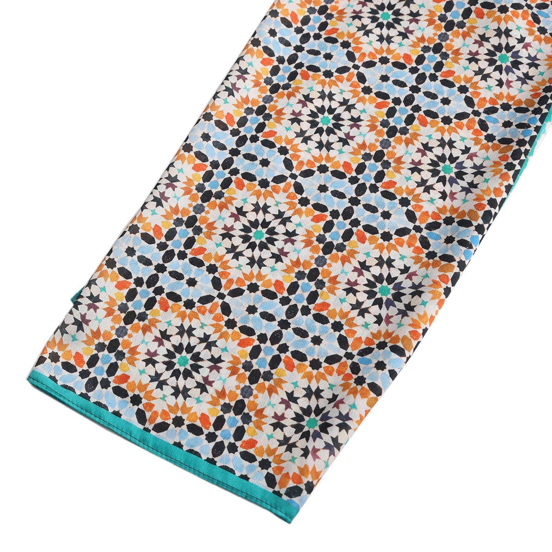 Pañuelo Wasl – estampado de mosaico andalusí en ocre y verde azulado, detalle 7