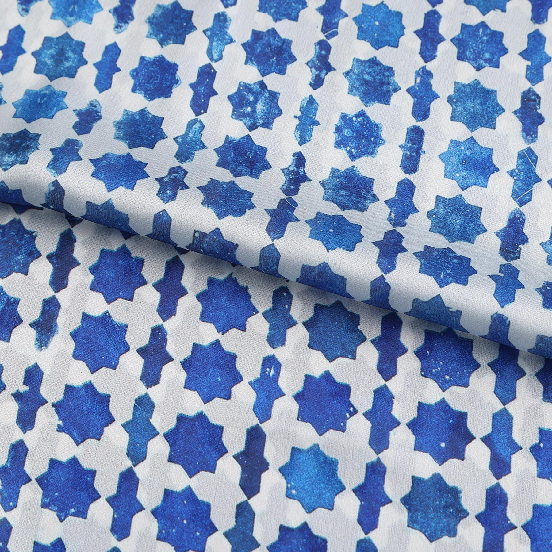 Pañuelo Zill – estampado de mosaico andalusí en azul y blanco, detalle 3
