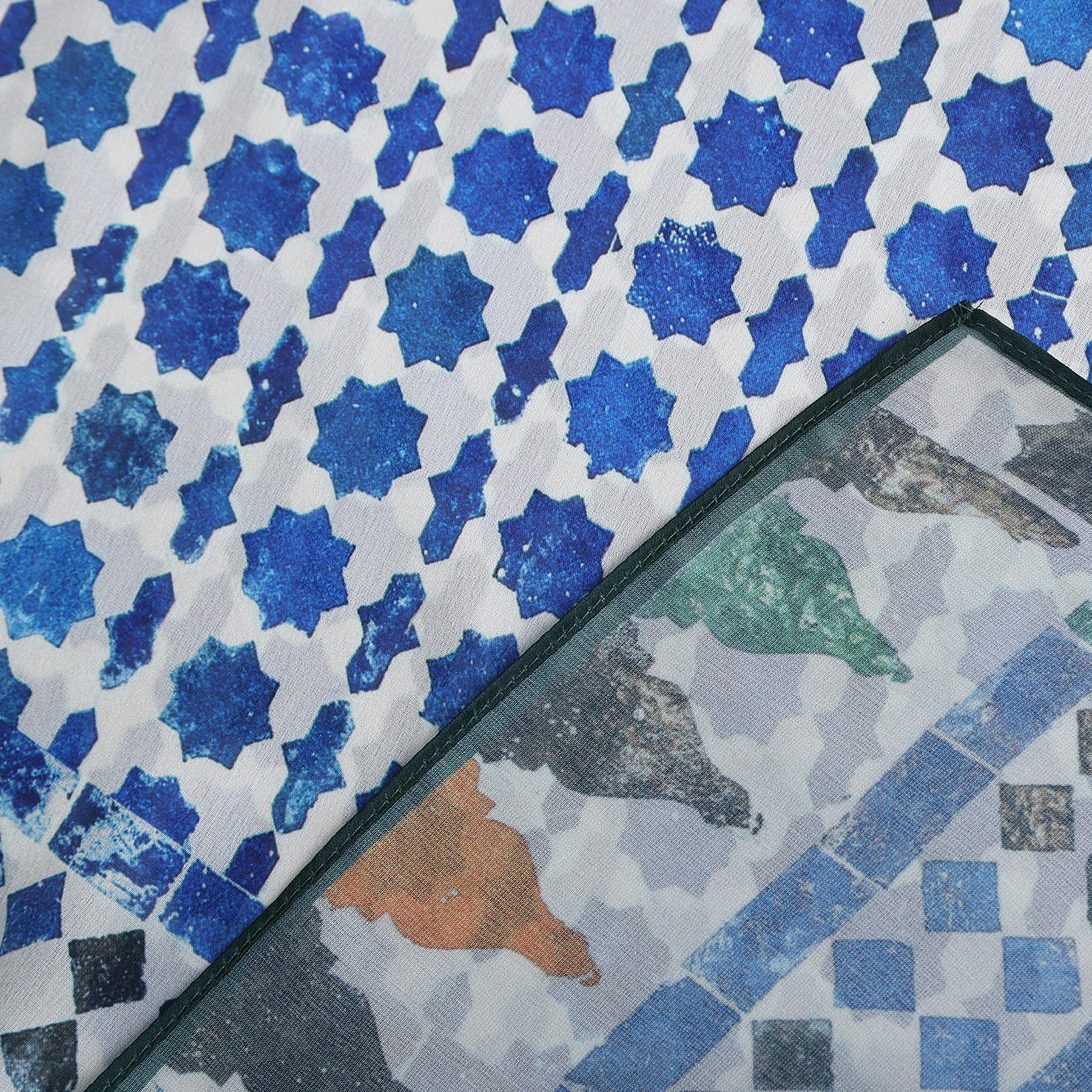 Pañuelo Zill – estampado de mosaico andalusí en azul y blanco, detalle 4