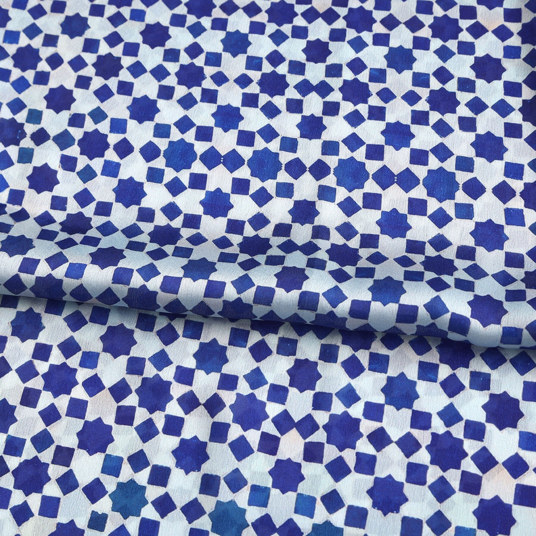Pañuelo Zukhruf – estampado de mosaico andalusí en cobalto sobre blanco, detalle 3