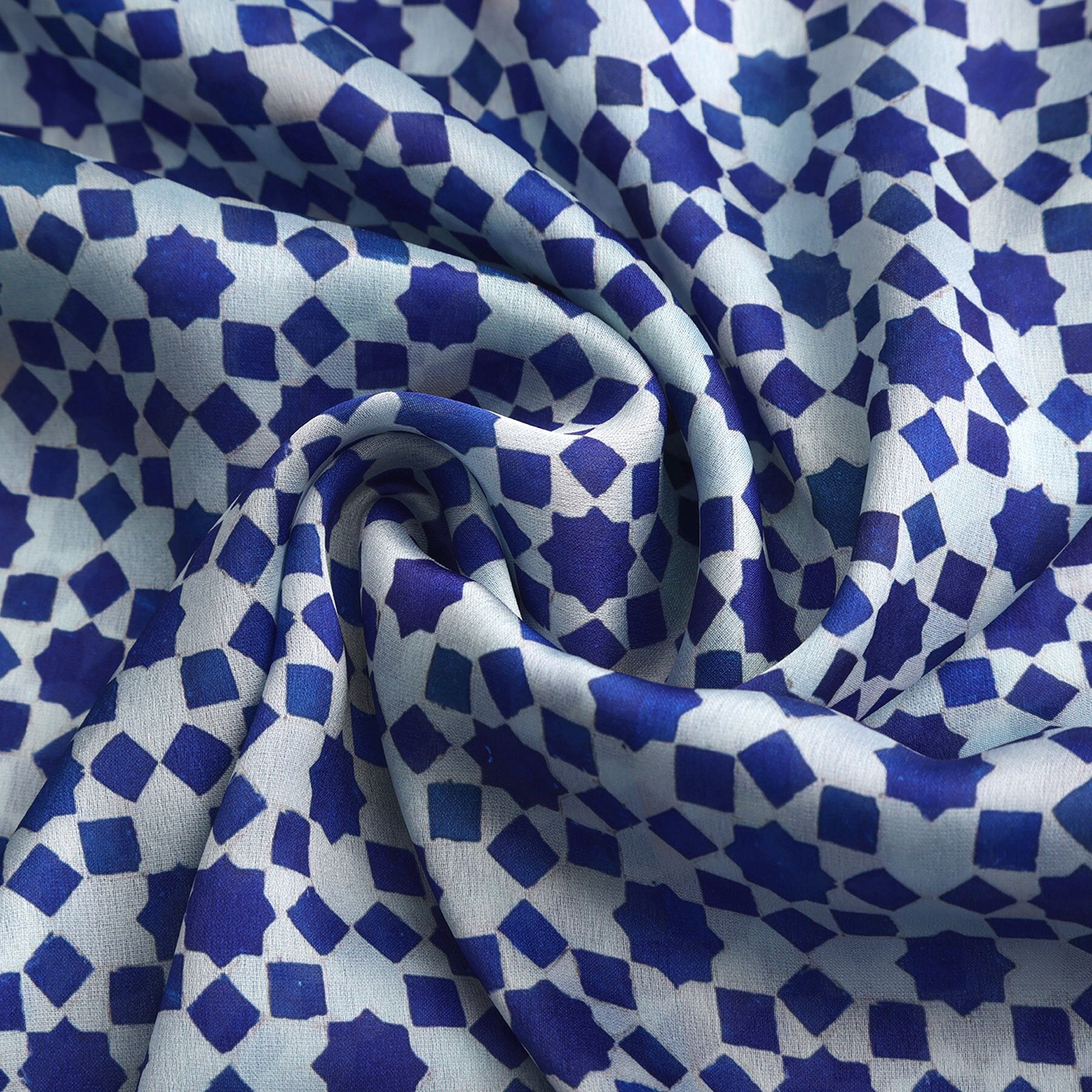 Pañuelo Zukhruf – estampado de mosaico andalusí en cobalto sobre blanco, detalle 4
