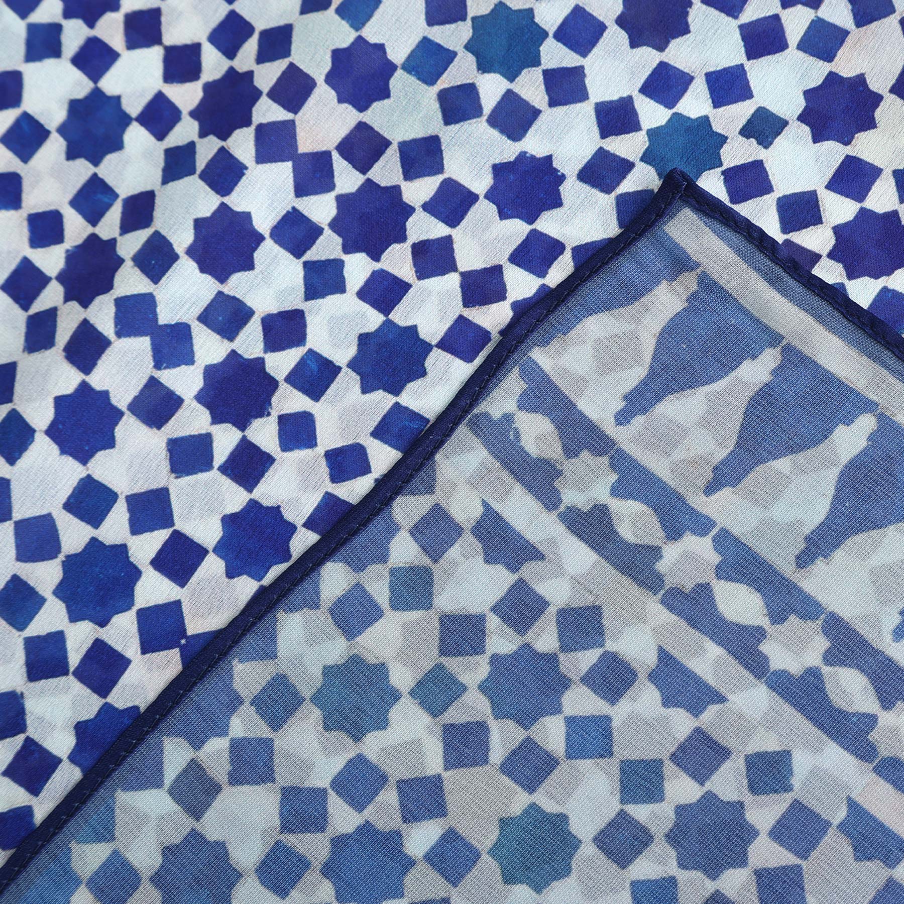 Pañuelo Zukhruf – estampado de mosaico andalusí en cobalto sobre blanco, detalle 5