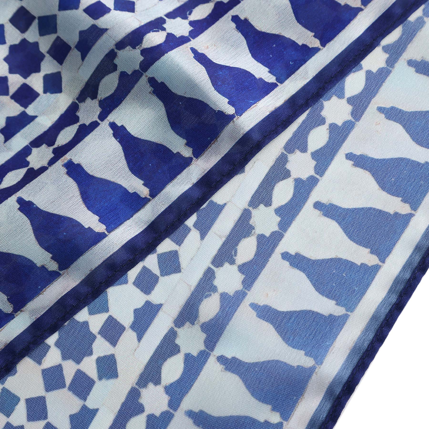 Pañuelo Zukhruf – estampado de mosaico andalusí en cobalto sobre blanco, detalle 6