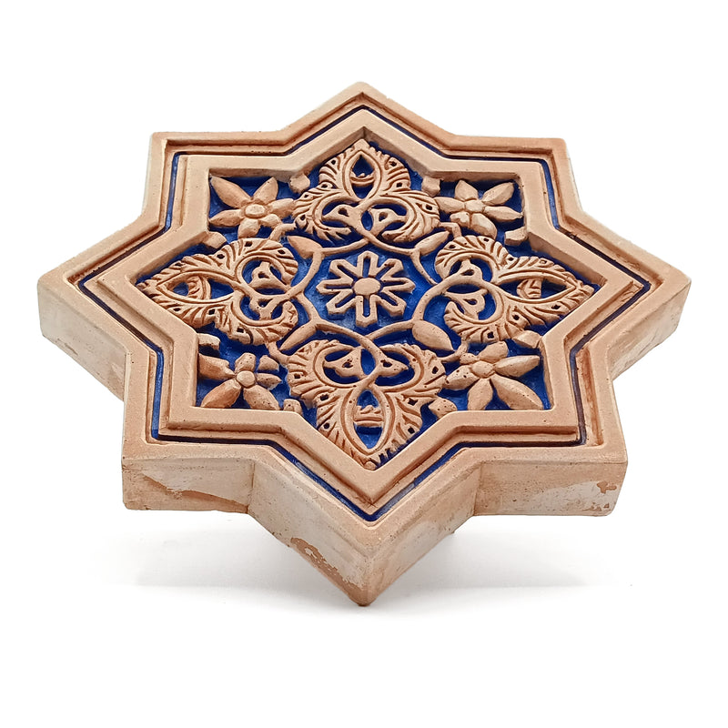 Decorative piece for the wall made of plaster inspired by the ornaments that decorate the palace of the Alhambra, also known as Islamic Art