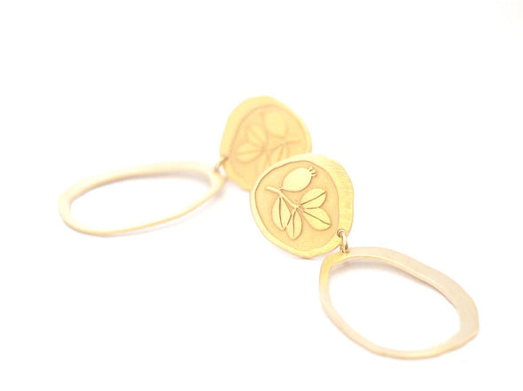 Gold plated earrings with floral stamp
