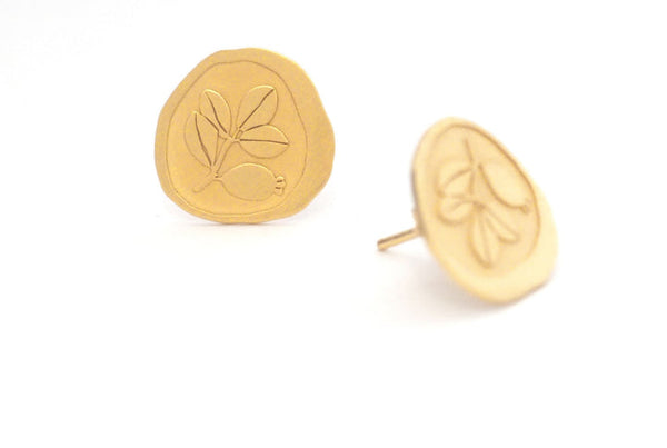 Gold plated earrings with floral engraved
