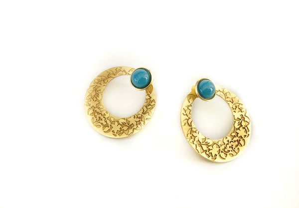 Gold earrings for women featuring a floral pattern inspired by Alhambra Palace and with blue glass stone