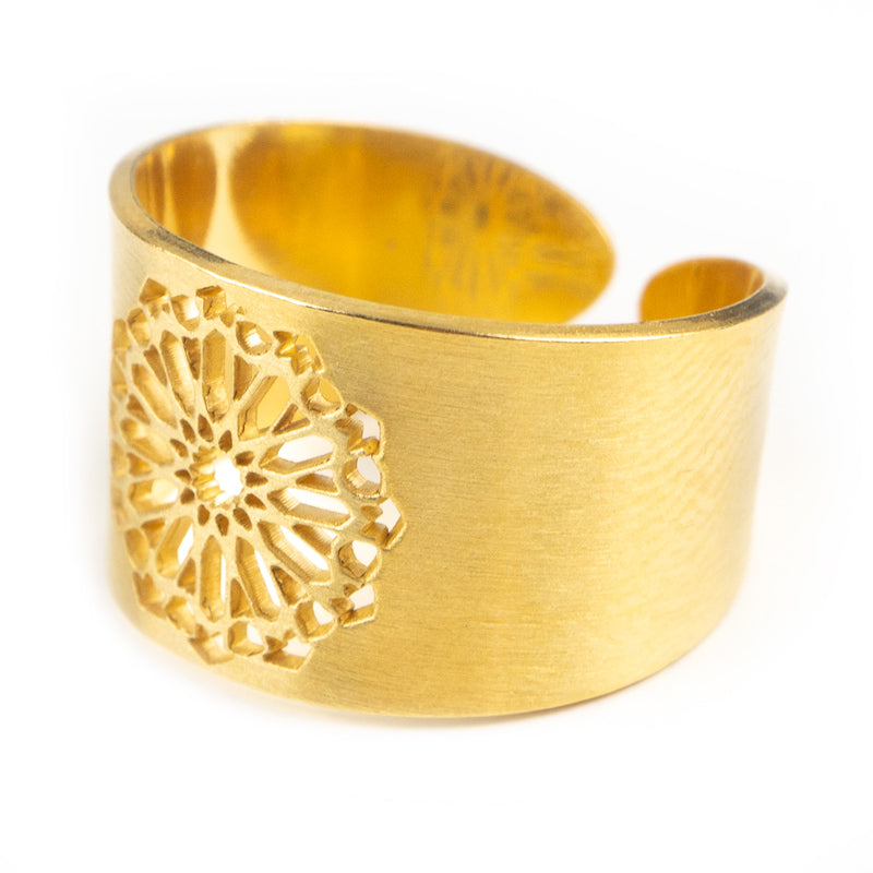 Gold ring featuring islamic art inspired lattice work