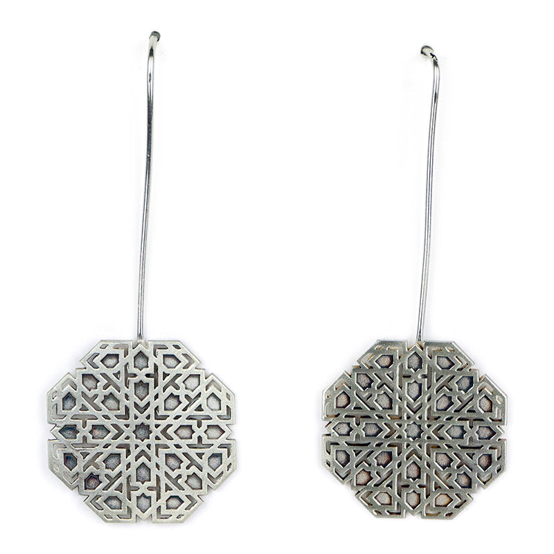 Silver earrings with arabesque motif